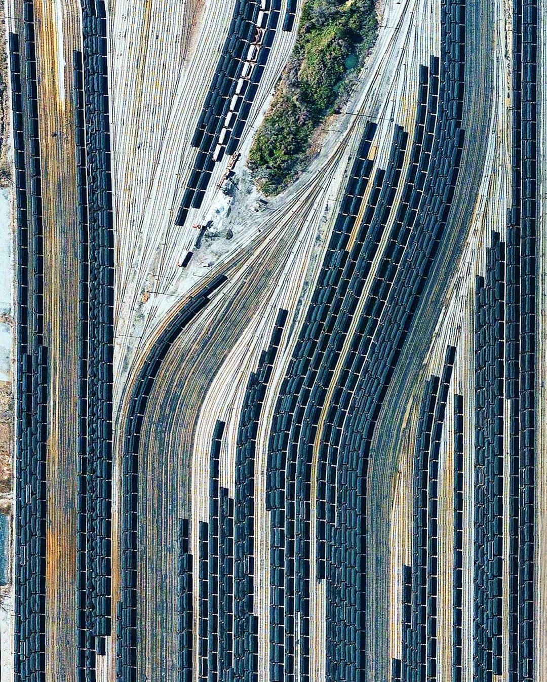 Daily Overviewさんのインスタグラム写真 - (Daily OverviewInstagram)「Train cars filled with coal are stationed in Norfolk, Virginia. Operated by the Norfolk Southern corporation, Lamberts Point Pier 6 is the largest coal-loading station in the Northern Hemisphere and serves as the temporary depot for the company’s fleet of 23,000 coal cars.  Created by @benjaminrgrant  Source imagery @maxartechnologies」7月18日 22時48分 - dailyoverview