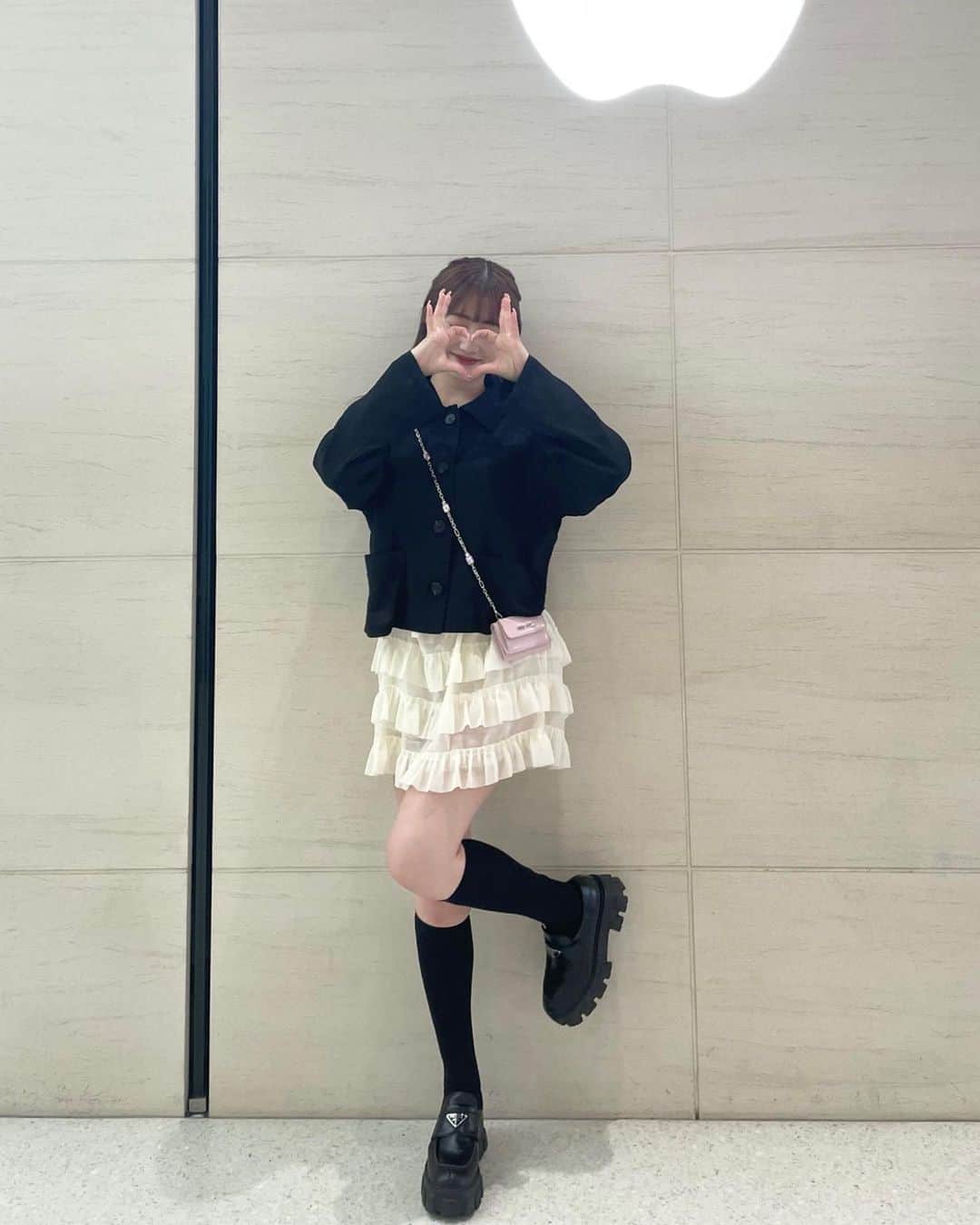 河﨑莉奈のインスタグラム：「ガーリー好きですか？🙈🎀🖤」