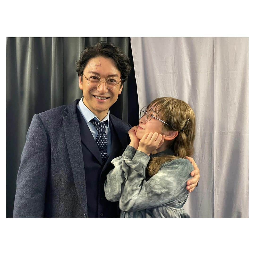 佐竹桃華さんのインスタグラム写真 - (佐竹桃華Instagram)「・ 今日で幹二さんは一旦終わり。 1年間本当にお疲れ様でした！！ ・ 優しくて温かい包容力の塊みたいな方。 舞台掛け持ちや他のお仕事との並行で いつ休んでいらっしゃるんだ？！ と心配になる程多忙なスケジュールでも いつも前向きに明るくあの美声で "おはよ〜う！やるど〜！"って 声をかけてくださるんです。 お茶目でチャーミングな笑顔が可愛くて その上ジェントルマン！！ いーや揃いすぎではないですか？ 本当にかっこよくて凄い方。 大好きにならない訳がないです！笑 だからお別れが凄く寂しかったのですが なんと嬉しい発表が！！ 来年の1月にカムバックされます👏👏 やった〜嬉しい〜最高〜！！ 成長した姿をお見せできるように 1月までも頑張ろう。 幹二さん、待ってま〜す🦉🪄 ひとまずお疲れ様でした！！ ・ ・ ・ #舞台ハリポタ#ハリポタ舞台 #ハリーポッターと呪いの子 #ハリーポッター#呪いの子 #ハリーポッター#石丸幹二 さん #嘆きのマートル#佐竹桃華」7月18日 22時49分 - momokasatake