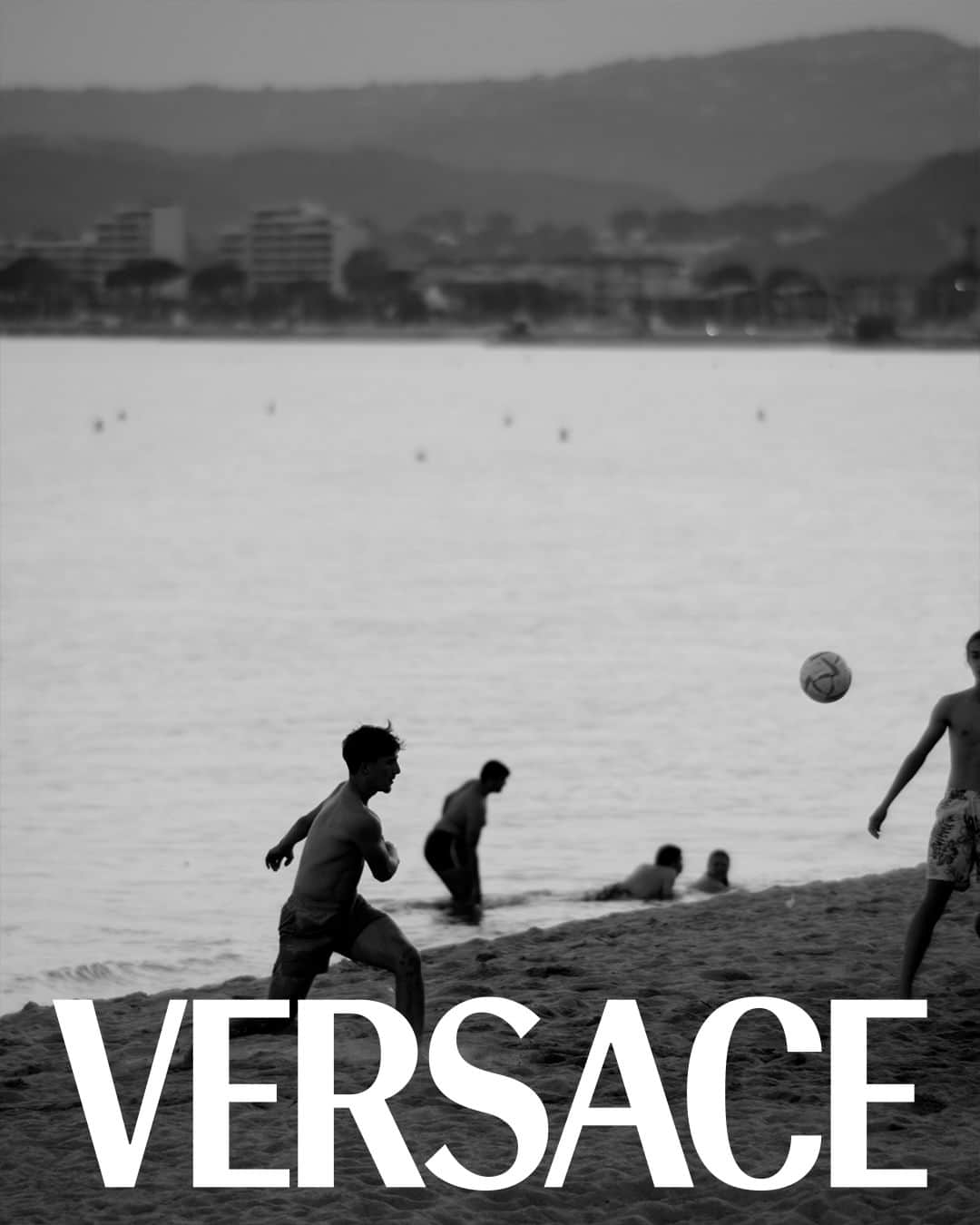 ジャンニヴェルサーチのインスタグラム：「Versace "La Vacanza"  Cannes, South of France.  Now at Versace.com via the link in bio.  #VersaceLaVacanza」
