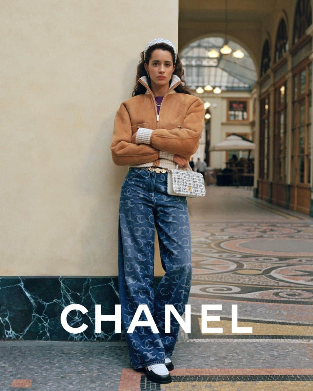 シャネルさんのインスタグラム写真 - (シャネルInstagram)「Nineties reminiscence and hip-hop influences — the CHANEL Fall-Winter 2023/24 pre-collection reflects the versatility of model and actress Iman Pérez's style.   Photographed by Malick Bodian in the Galerie Vivienne.  The collection is now available in boutiques.  See more at chanel.com  #CHANELFallWinter @MalickBodian @ImanPerez @IbKamara」7月18日 23時00分 - chanelofficial