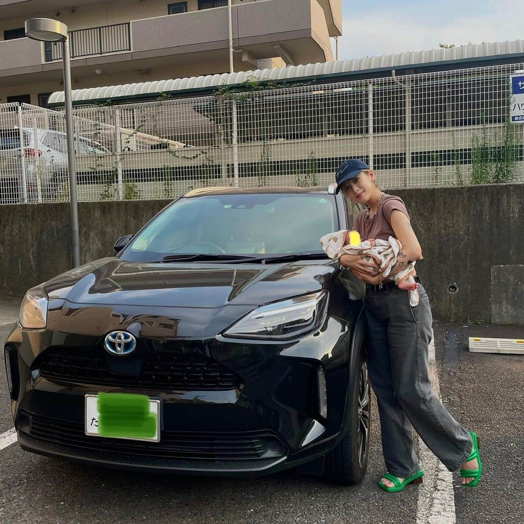 夏目花実さんのインスタグラム写真 - (夏目花実Instagram)「車かえるらしいので記念に📷 今までありがとうヤリスクロス。 ヤリスクロスに連れてってもらった最後の場所はくら寿司でした！ ・ ・ ・ ・ ・ ・ #くら寿司 #寿司 #うまい #赤ちゃん #0歳 #0歳児ママ  #baby #赤ちゃんのいる生活」7月18日 22時52分 - natsume_hanami