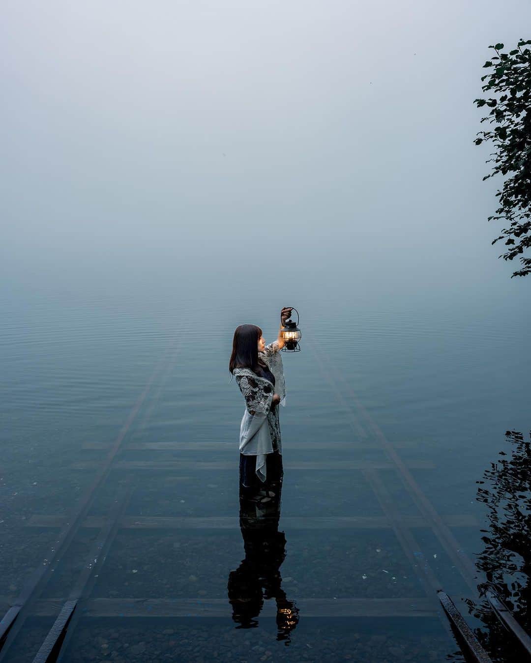 shabonさんのインスタグラム写真 - (shabonInstagram)「* . . . . . 暑さから逃亡するように 北海道へ✈︎ . 霧の然別湖が最高過ぎました😭✨ . model : @fujirom_  . . FUJIFILM GFX50S II /  GF45mm F2.8 R WR . . . . . . *」7月18日 22時53分 - shabon