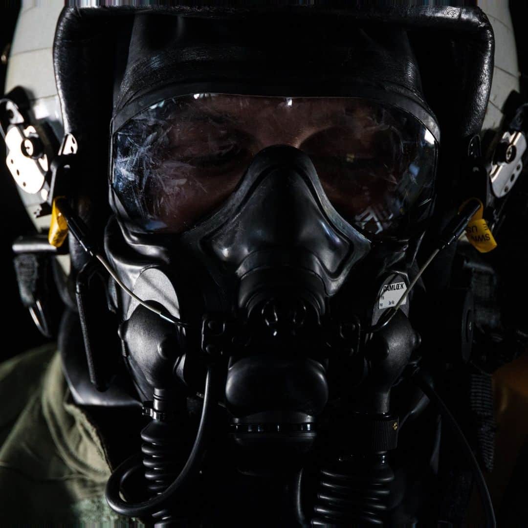 アメリカ海兵隊のインスタグラム：「MOPPed Up ☣️  📍 Marine Corps Air Station Cherry Point (July 12, 2023)  #Marines with @2nd_MAW conduct an exercise while donning Mission-Oriented Protective Posture (MOPP) gear.  Pilots and aircrew train in MOPP gear to prepare for potential Chemical, Biological, Radiological, and Nuclear  attacks on their upcoming deployment.   📷 (U.S. Marine Corps photo by Cpl. Rowdy Vanskike)  #USMC #MarineAviation」