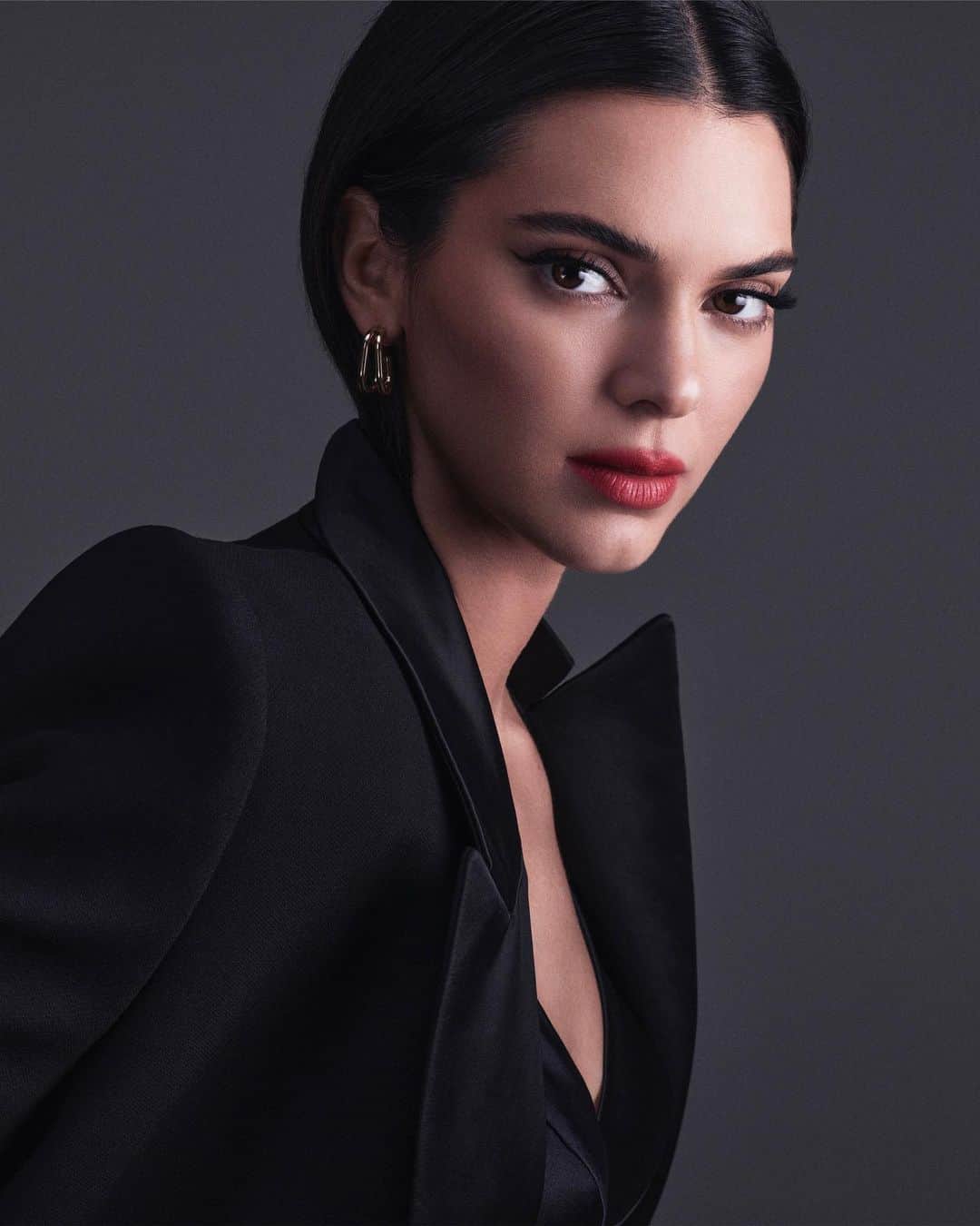 Vogueさんのインスタグラム写真 - (VogueInstagram)「@kendalljenner has been unveiled as the new face of L’Oréal Paris. “I’m honored to be part of a new sisterhood of strong, powerful women and to be able to say those iconic words, ‘I’m worth it’,” says Kendall.  Tap the link in our bio for all the details behind Kendall Jenner and @lorealparis’s announcement.」7月18日 22時53分 - voguemagazine