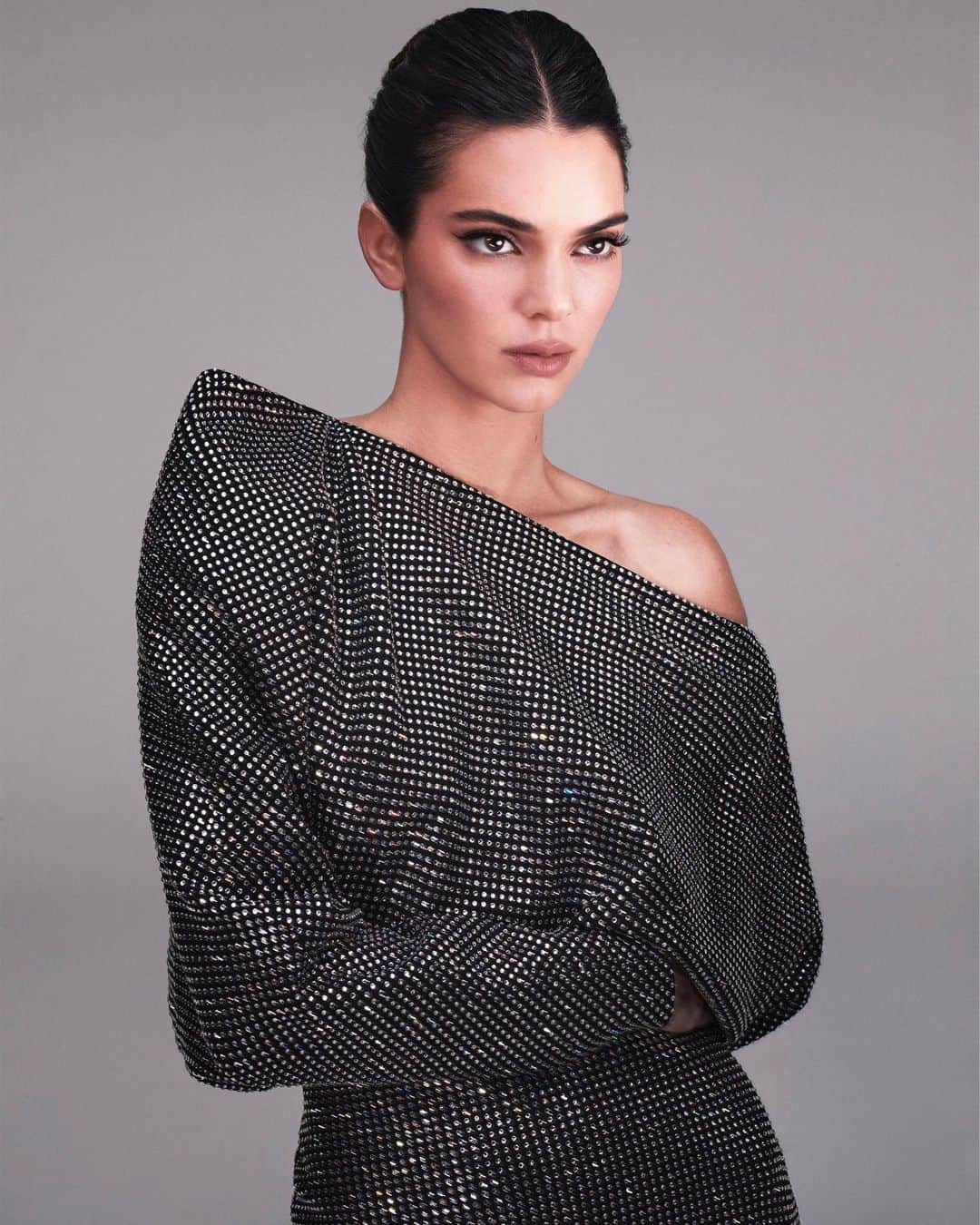 Vogueさんのインスタグラム写真 - (VogueInstagram)「@kendalljenner has been unveiled as the new face of L’Oréal Paris. “I’m honored to be part of a new sisterhood of strong, powerful women and to be able to say those iconic words, ‘I’m worth it’,” says Kendall.  Tap the link in our bio for all the details behind Kendall Jenner and @lorealparis’s announcement.」7月18日 22時53分 - voguemagazine