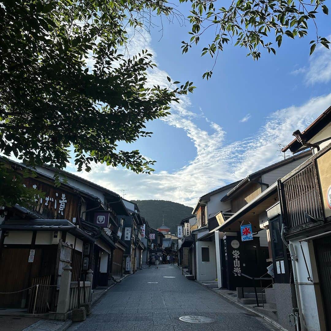 大瀧彩乃さんのインスタグラム写真 - (大瀧彩乃Instagram)「・ 京都にいる時の日常☁️  5時過ぎには起きて、大好きな鴨川を見ながら出勤。 6時過ぎにはお店に着いて掃除したりまだ人通りが少ない時間を堪能して。  京都に戻ると、おかえりって言ってもらえるのが嬉しい…‼︎  3回目の京都の夏楽しみます🌻  #朝はお店にいても午後から東京の仕事に出ていたり #あっち行ったりこっち行ったり #東京京都生活 #herekyoto#kyotocafe#latte#latteart」7月18日 22時55分 - _ayanootaki_