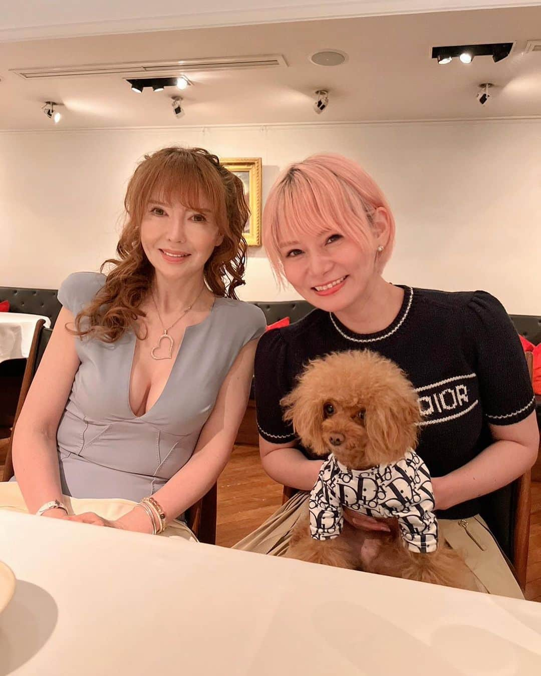 美香さんのインスタグラム写真 - (美香Instagram)「愛犬のバースデーパーティー🎉  今年も仲良し経営者仲間たちにお祝いしていただき、本当に幸せ♡♡♡  愛犬6歳になりました💖💖💖   犬で、中川シェフ👩‍🍳のサーロインステーキ、ミルフィーユ仕立ての美味しそうなテリーヌいただけて、愛犬は幸せだなー😃💖  お祝いしていただいた皆様、本当にありがとうございました♡♡♡  #フレンチ #レストランひらまつ #バーキン25 #バーキンオーストリッチ #お誕生日 #ハッピーバースデー」7月18日 22時57分 - mika_richlife