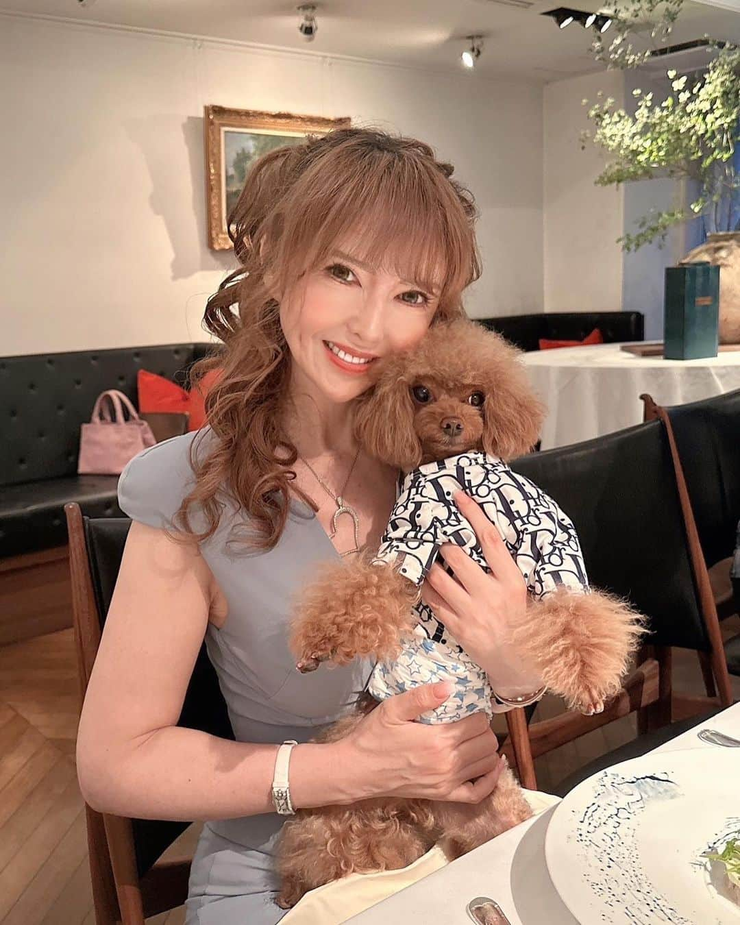 美香さんのインスタグラム写真 - (美香Instagram)「愛犬のバースデーパーティー🎉  今年も仲良し経営者仲間たちにお祝いしていただき、本当に幸せ♡♡♡  愛犬6歳になりました💖💖💖   犬で、中川シェフ👩‍🍳のサーロインステーキ、ミルフィーユ仕立ての美味しそうなテリーヌいただけて、愛犬は幸せだなー😃💖  お祝いしていただいた皆様、本当にありがとうございました♡♡♡  #フレンチ #レストランひらまつ #バーキン25 #バーキンオーストリッチ #お誕生日 #ハッピーバースデー」7月18日 22時57分 - mika_richlife