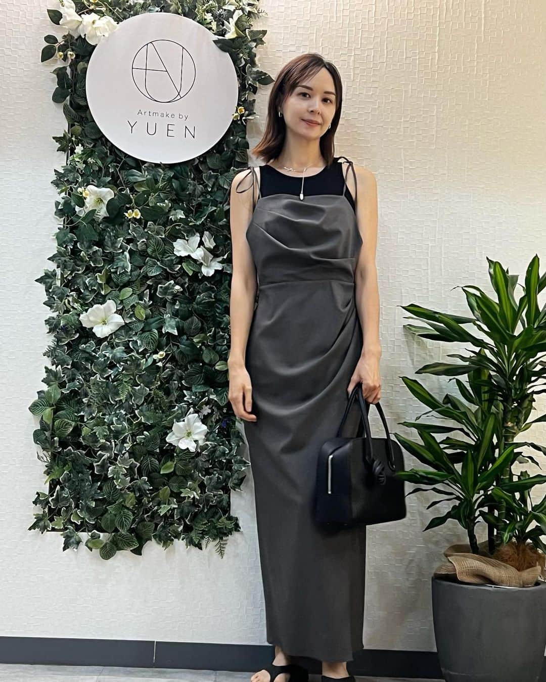 乙黒えりのインスタグラム：「先週末は目元美容を集中的にやってきました👀  ①眉毛はアートメイク　@karin_artmake へ(恵比寿)   ②まつ毛のカラーとパーマは　@felicidad.jiyugaoka (自由ヶ丘)へ  ①眉毛は顔診断をしてくれて似合う眉を描いてくれる。 私はアートメイクを3年前にやってから色が抜けてオレンジっぽくなっちゃってたので、ナチュラルなブラウンに戻すために色々と色調整をしてすっごく丁寧に入れてくれました！さすがプロ👍 直後は黒いけどここから自然と色が落ちてきます。  カウンセリングしてもらって、私は線とパウダー両方のアートメイクにしました！3年は消えないから一度やってもらうなら絶対、顔タイプ診断できて似合わせデザインが上手な人を選ぶべき！！  私の紹介で初回20000円引きになるので、アートメイクやりたいな！って人はおすすめ✨  ②まつ毛は毛先が薄い色になってるのでカラーリングで黒を入れることで、すっぴんでもマスカラしているような存在感に✨ 上まつげも下まつ毛もやりました！ 自まつげもまだまだ生かせるのね！って思った♡ 夏はマスカラなど滲むので すごく助かります✨ カールも目の形に合わせて自由にオーダー可能。 目尻は流すようにしてもらいました。  まつ毛の育毛については私のハイライトに載せてます。  まつ毛も1000円引きになるので是非乙黒えりの紹介できましたー！って行言ってみてね。  #ネックレス　@labelleetude_official  #ワンピース　@miesrohe_  #タンクトップ　@gu_for_all_  #サンダル　@oofos.jp  #バッグ　@vasic_japan   #コスメリフトカラートリートメント #自由が丘#自由が丘コスメリフト#コスメリフト #アイブロウ#アイブロウワックス#アイブロウトリートメント#ブロウラミネーション#自由が丘アイブロウ #アートメイク#眉アート」