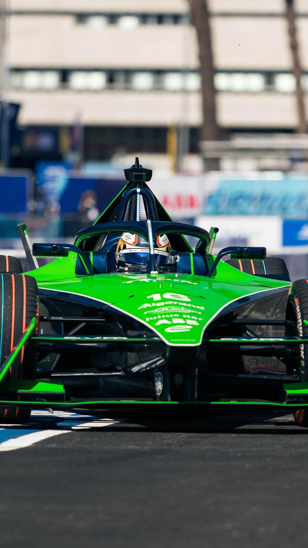 セバスチャン・ブエミのインスタグラム：「#ROMEEPRIX  Despite a crash in Rome’s first race, my incredible mechanics worked their magic all night long to rebuild my car. We were back on track the next morning for the free practice session! 💪🔧  A huge shoutout and heartfelt thanks to the entire @envisionracing team for their unwavering dedication. Your hard work made it possible for me to get back behind the wheel so quickly. You are the true heroes of this journey! 🙏👏 . . . #Fia #fiaformulae #envision #envisionracing #racing #motorsport #RedBull #RichardMille #alpian  #MoodCollection #Maxon #gowago #ABB #FormulaE #racingdriver #racingdriver #cliniquenescens」