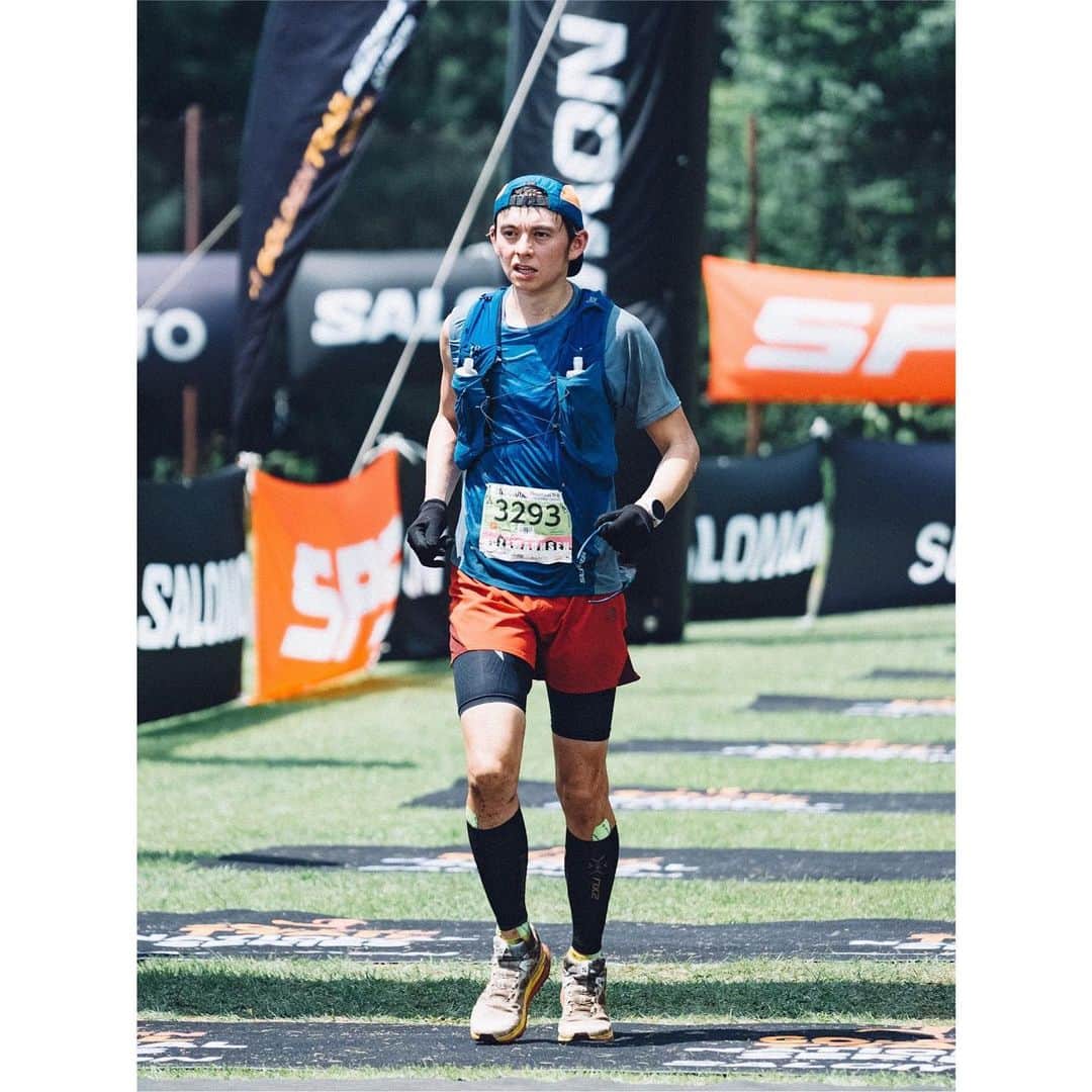 ハリー杉山のインスタグラム：「27時間TV 100km マラソン一週間前。  野沢温泉へ。37kmのトレイル。  23km地点でスタートに一度戻った タイミングで大事を取り、DNF！！  それでも去年よりは格段にトレイルを 楽しめるようになり、相当27時間の前に、この暑さで自分の身体がどう反応するのか？どのタイミングで何を摂取するべきか見えてきました。  激坂を走りながら虫除けスプレーとモルテンの交換をしたり 笑  野沢の山へと姿を消しそうになって 僕のスマホを 遊子がキャッチしてくれたり🥹  浮き石と格闘しながら 体幹トレーニングしたり  仲間たちと死ぬほど美味しいアイスで 乾杯したり  最高な週末でした⭐️⭐️⭐️  後は今週末に向けて ちゃんと疲労抜いて楽しんできます  勝負ですね❤️‍🔥  完走された皆さん本当リスペクト！  来年リベンジするぞー！！！  Nozawa 37km.  The boiling weather and mad terrain was full of drama. Dancing rocks. Bog bog bog. Crashing down ski slopes.  With the massive race decided 23km was good enough. Legs and nails absolutely battered with delight.  Massive congrats to @salomon_japan  for a devilishly stimulating event🕺🏻  Now for the big one!!!  #salomonjapan #トレイルランニング」