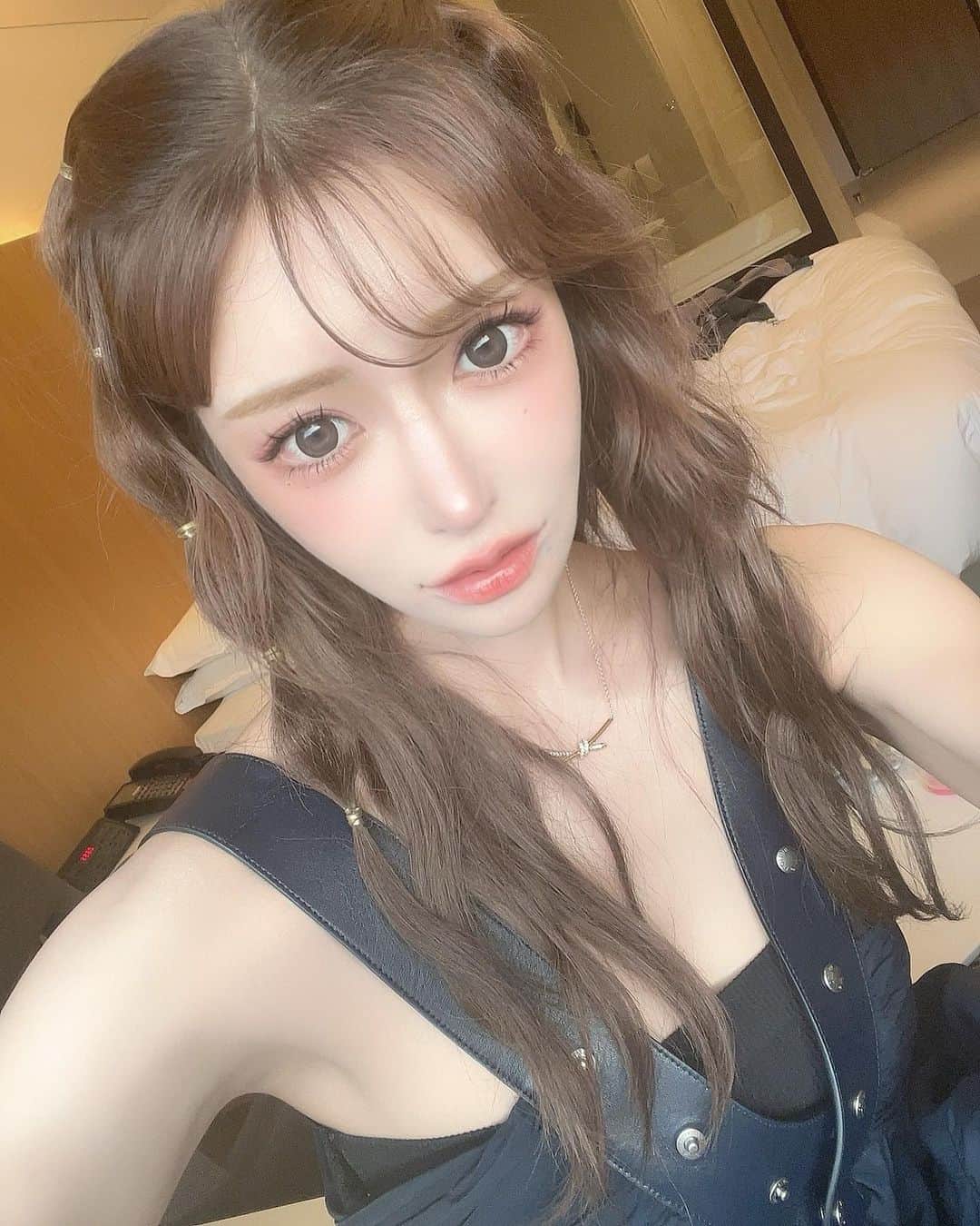明日花キララのインスタグラム：「ヘアメかわいかった🎀 셀카를 찍었다🫡」