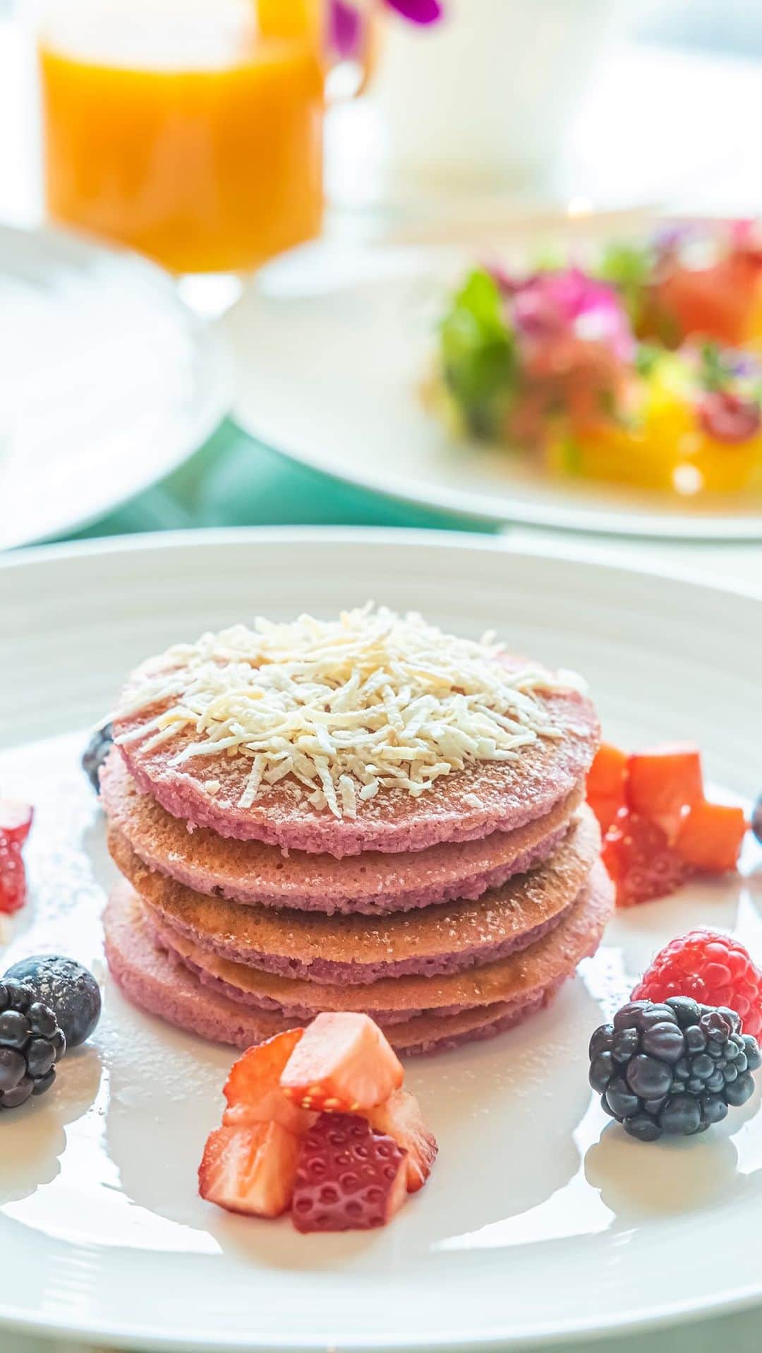 のインスタグラム：「【Hawaiian Breeze from Pink Palace】  東京にいながらハワイを体感。 ロイヤルハワイアンピンクに染まるステイケーションを当ホテルにてお楽しみいただけます。  Experience Hawaii and enjoy a Royal Hawaiian pink staycation at our hotel.  Share your own images with us by tagging @princegallerytokyokioicho —————————————————————  #luxuryhotels #theluxurycollection #princehotels #akasaka #tokyo #visittokyo #tokyohotel #東京 #赤坂見附 #marriott #bonvoy #tokyoroom #リール　#ハワイアンフェア #hawaiianfair #Hawaii #ハワイ #royalhawaiian #ロイヤルハワイアン #pinkpalace #ピンクパレス #marriottbonvoy #ハクレイ #パンケーキ #バスローブ」