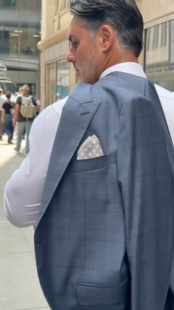 アイクベーハーのインスタグラム：「Little details make a big difference.   We gave this suit subtle dimension with a colorful paisley tie + dotted pocket square👌🏻  Do you go bold with accessories or keep it neutral?」
