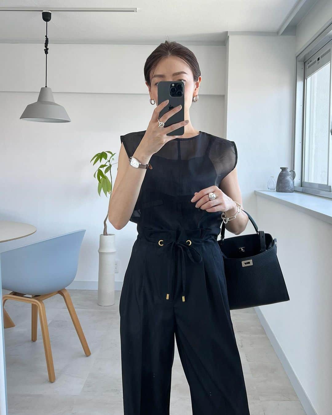 金子麻貴のインスタグラム：「レイヤードシアートップスいつもサロペットやワイドパンツにインして着てたけど後ろはパカっと斜めに開いてるので風が吹くと更に可愛いんです✨  タンクトップもついてるので暑い日コーデ考えたくない時にもぴったりです✨  @re_gleam  7/19 (水)20:00〜  色々な着方出来るので先程の載せ直し🙏☺️  #fashion#outfit#regleam#vasic#letalon#ホワイトコーデ#ワントーンコーデ#ママコーデ#シンプルコーデ#夏コーデ#シアートップス#シアーシャツ#ワイドパンツ」