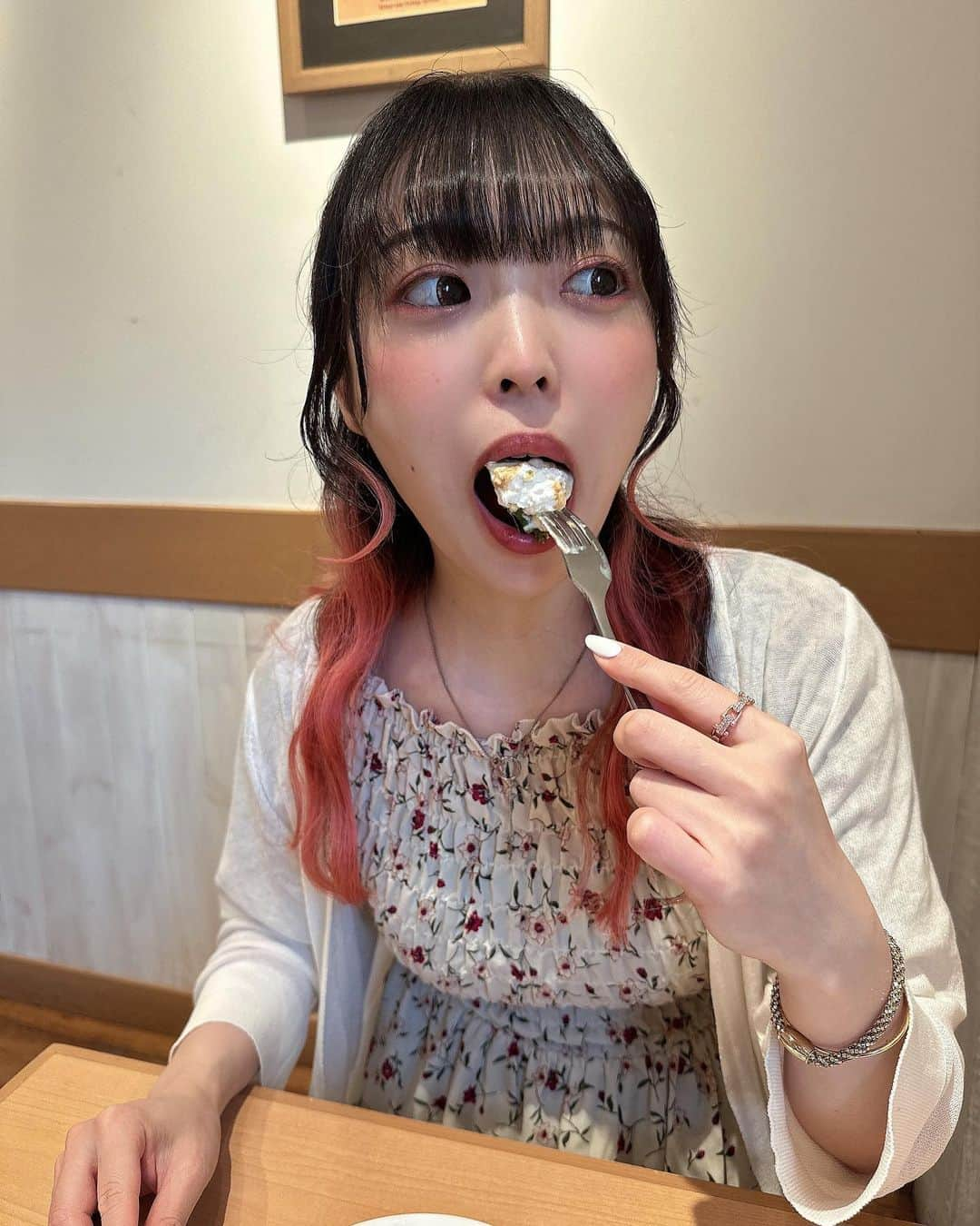 白井佑奈さんのインスタグラム写真 - (白井佑奈Instagram)「🥞  京都に来たのに抹茶スイーツ食べてない…！ということで  『Eggs 'n Things 京都四条店』( @eggsnthings_kyoto )さんに行ってきたよ🥰      *☼*―――――*☼*―――――*☼*    注文したもの  ＊宇治抹茶~ホイップクリームレッドビーンズのパンケーキ~     *☼*―――――*☼*―――――*☼*    お抹茶〜😍  甘い系の抹茶ソースとホイップの組み合わせがほんっとに美味しすぎる💗    あずきと黒蜜も一緒に頬ばれば、贅沢なパンケーキ✨      土日の朝に行ったけど30分くらい並んだから熱中症には気をつけてね😖      ＊＊＊＊＊＊＊＊＊＊ お仕事依頼はDMへ💌💭 ＊＊＊＊＊＊＊＊＊＊  プロフィールリンクはこちら👉 @yuna_smile      #エッグスンシングス#エッグスンシングス京都四条店#京都#京都観光#京都グルメ#京都カフェ#京都ランチ#京都ディナー#京都パンケーキ#京都抹茶#京都旅行#生クリーム#京都モーニング#京都スイーツ#eggsnthings#kyoto#kyototrip」7月18日 23時14分 - yuna_smile0130