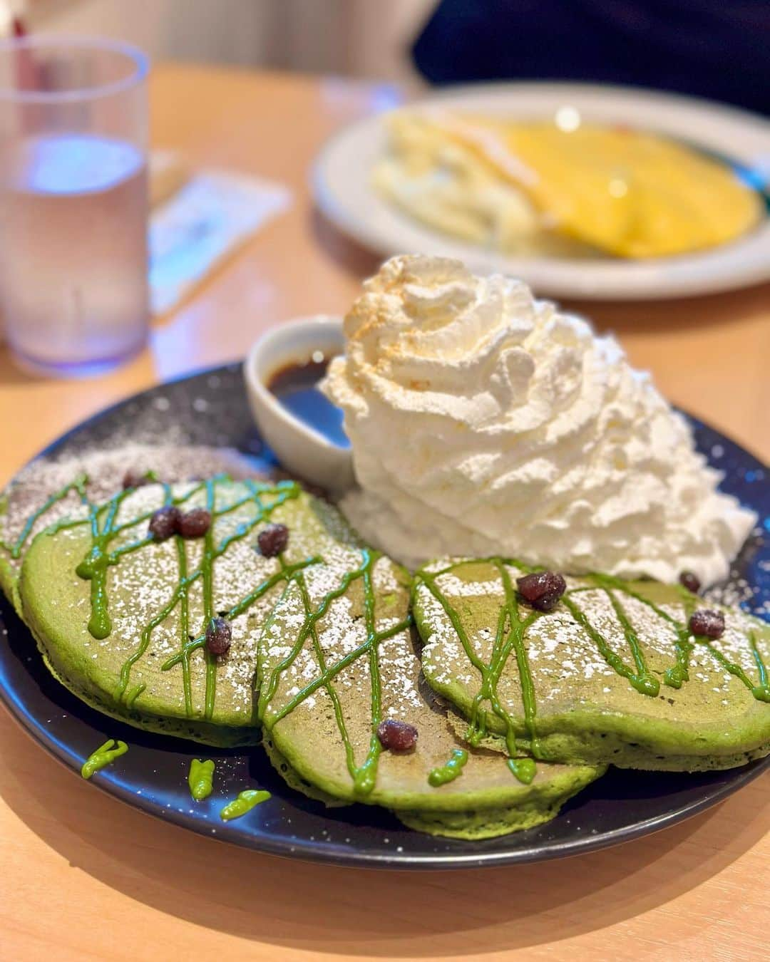 白井佑奈さんのインスタグラム写真 - (白井佑奈Instagram)「🥞  京都に来たのに抹茶スイーツ食べてない…！ということで  『Eggs 'n Things 京都四条店』( @eggsnthings_kyoto )さんに行ってきたよ🥰      *☼*―――――*☼*―――――*☼*    注文したもの  ＊宇治抹茶~ホイップクリームレッドビーンズのパンケーキ~     *☼*―――――*☼*―――――*☼*    お抹茶〜😍  甘い系の抹茶ソースとホイップの組み合わせがほんっとに美味しすぎる💗    あずきと黒蜜も一緒に頬ばれば、贅沢なパンケーキ✨      土日の朝に行ったけど30分くらい並んだから熱中症には気をつけてね😖      ＊＊＊＊＊＊＊＊＊＊ お仕事依頼はDMへ💌💭 ＊＊＊＊＊＊＊＊＊＊  プロフィールリンクはこちら👉 @yuna_smile      #エッグスンシングス#エッグスンシングス京都四条店#京都#京都観光#京都グルメ#京都カフェ#京都ランチ#京都ディナー#京都パンケーキ#京都抹茶#京都旅行#生クリーム#京都モーニング#京都スイーツ#eggsnthings#kyoto#kyototrip」7月18日 23時14分 - yuna_smile0130