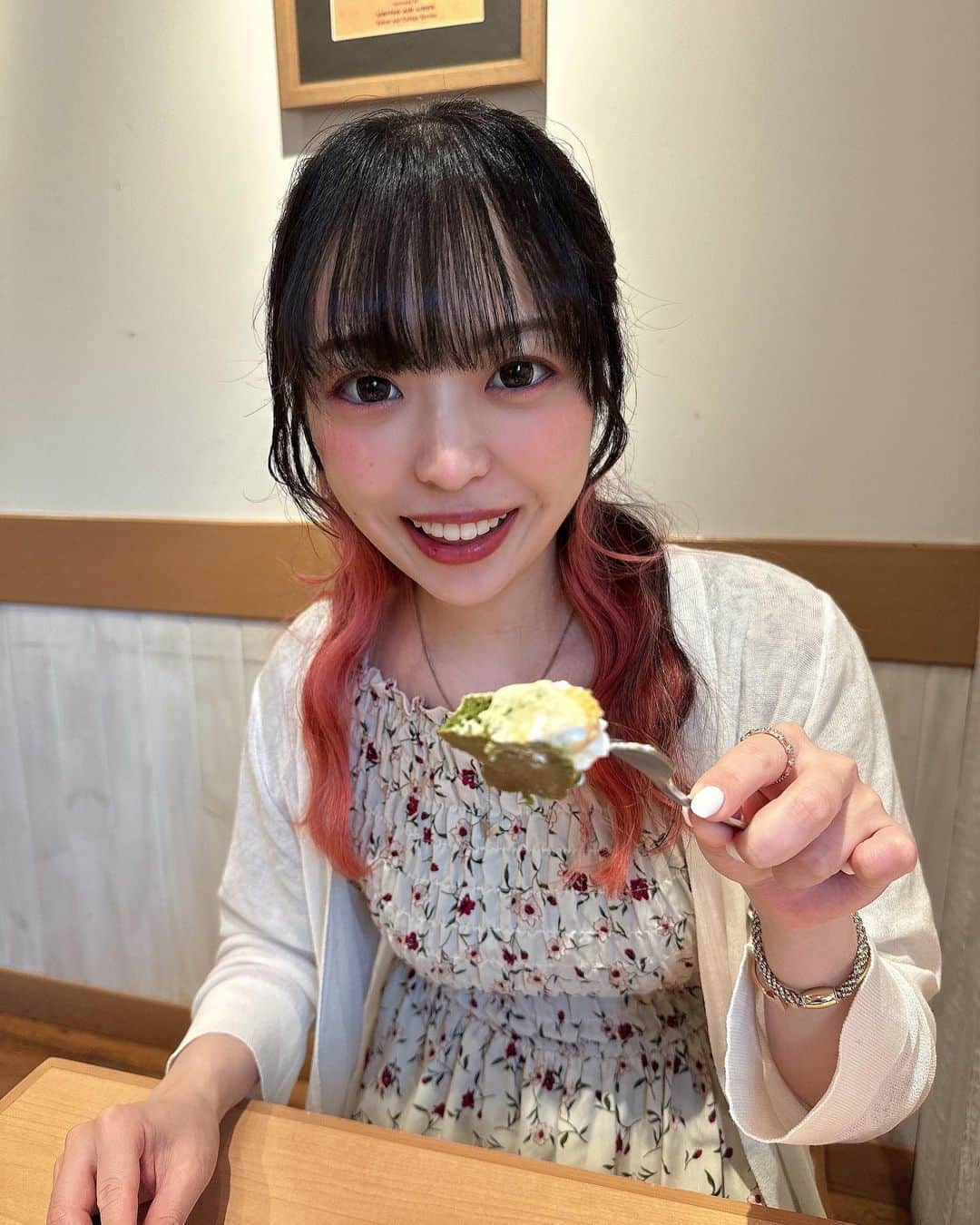 白井佑奈のインスタグラム：「🥞  京都に来たのに抹茶スイーツ食べてない…！ということで  『Eggs 'n Things 京都四条店』( @eggsnthings_kyoto )さんに行ってきたよ🥰      *☼*―――――*☼*―――――*☼*    注文したもの  ＊宇治抹茶~ホイップクリームレッドビーンズのパンケーキ~     *☼*―――――*☼*―――――*☼*    お抹茶〜😍  甘い系の抹茶ソースとホイップの組み合わせがほんっとに美味しすぎる💗    あずきと黒蜜も一緒に頬ばれば、贅沢なパンケーキ✨      土日の朝に行ったけど30分くらい並んだから熱中症には気をつけてね😖      ＊＊＊＊＊＊＊＊＊＊ お仕事依頼はDMへ💌💭 ＊＊＊＊＊＊＊＊＊＊  プロフィールリンクはこちら👉 @yuna_smile      #エッグスンシングス#エッグスンシングス京都四条店#京都#京都観光#京都グルメ#京都カフェ#京都ランチ#京都ディナー#京都パンケーキ#京都抹茶#京都旅行#生クリーム#京都モーニング#京都スイーツ#eggsnthings#kyoto#kyototrip」