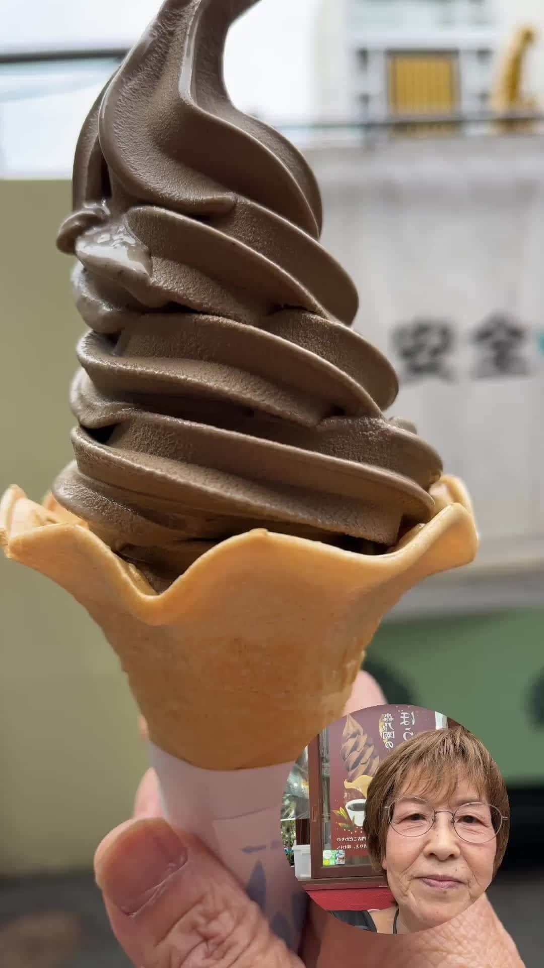 Cooking with Dogのインスタグラム：「It's Hojicha soft serve ice cream! 🍦👩‍🍳 Looks delicious! 😋 ほうじ茶ソフトです〜 おいしそう〜 😍 #icecream #hojicha #ほうじ茶ソフト #ソフトクリーム」