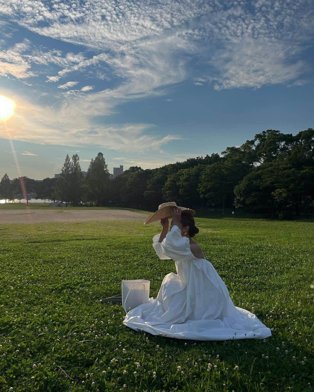 MICA   rippmonsterのインスタグラム：「お休みの日。  朝はお部屋のお掃除をして  涼しくなったら 公園にいこー なんて話しながら… わたしが産まれそだった街の公園に 夫婦で……🕊️ この公園が家の裏にあってくれたから私は自由に育ったと思います。  暑さが和らぎ風が通る頃 少しお散歩しながら最近の出来事を話す時間。  夏が来る前にもうすっかり日焼けした肌には真っ白なワンピース。  甘さや可愛さだけじゃなくて 凛とした雰囲気もあって お気に入りのワンピースは @etretokyo   お外の相棒は変わらず @untule_official  日傘と無縁だった私は @untule_official のコンセプトに引き込まられ鷲掴みにされた日傘です 外を愛する人へむけたプロダクト  大きな木下でお昼寝をするかとような心地よさ。  明日も陽が落ち着いたらお散歩をし出かけよう。  rippmonster®︎は木曜日12時からオーブンです💓🥺」