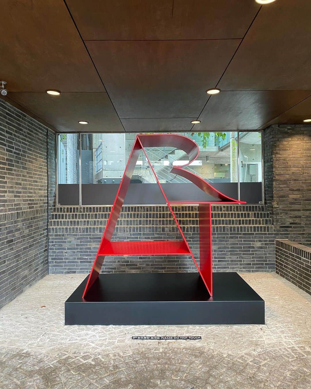 黒田知永子さんのインスタグラム写真 - (黒田知永子Instagram)「. 韓国🇰🇷その2  午前中はARARIO MUSEUM IN SPACEへ 現代美術が中心に展示されていてとても面白かったです！ 美術館は韓国の近代建築の巨匠キム・スングの設計した建物をリノベーションしたもの。 建物も中の展示も色々見どころ満載でした🩶  #arariomuseuminspace  #韓国旅行🇰🇷 #今日ソウルは涼しかった #黒田知永子 #chiekokuroda」7月18日 23時16分 - kuroda_chieko