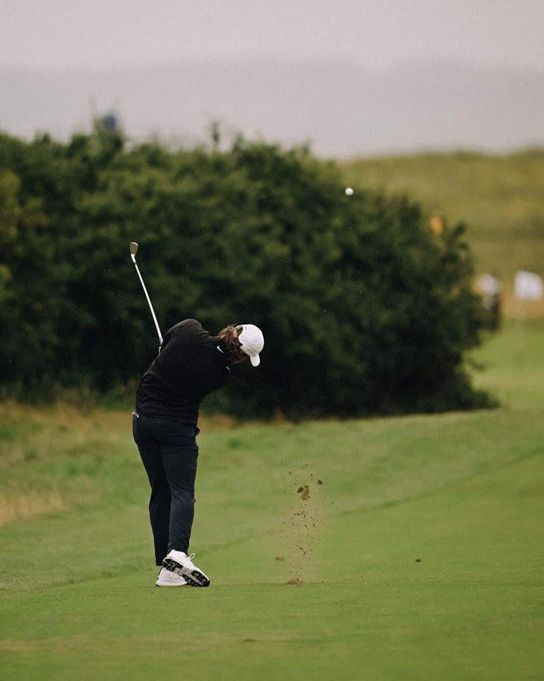 トミー・フリートウッドのインスタグラム：「Wet morning on the links. It’s @theopen week!!」