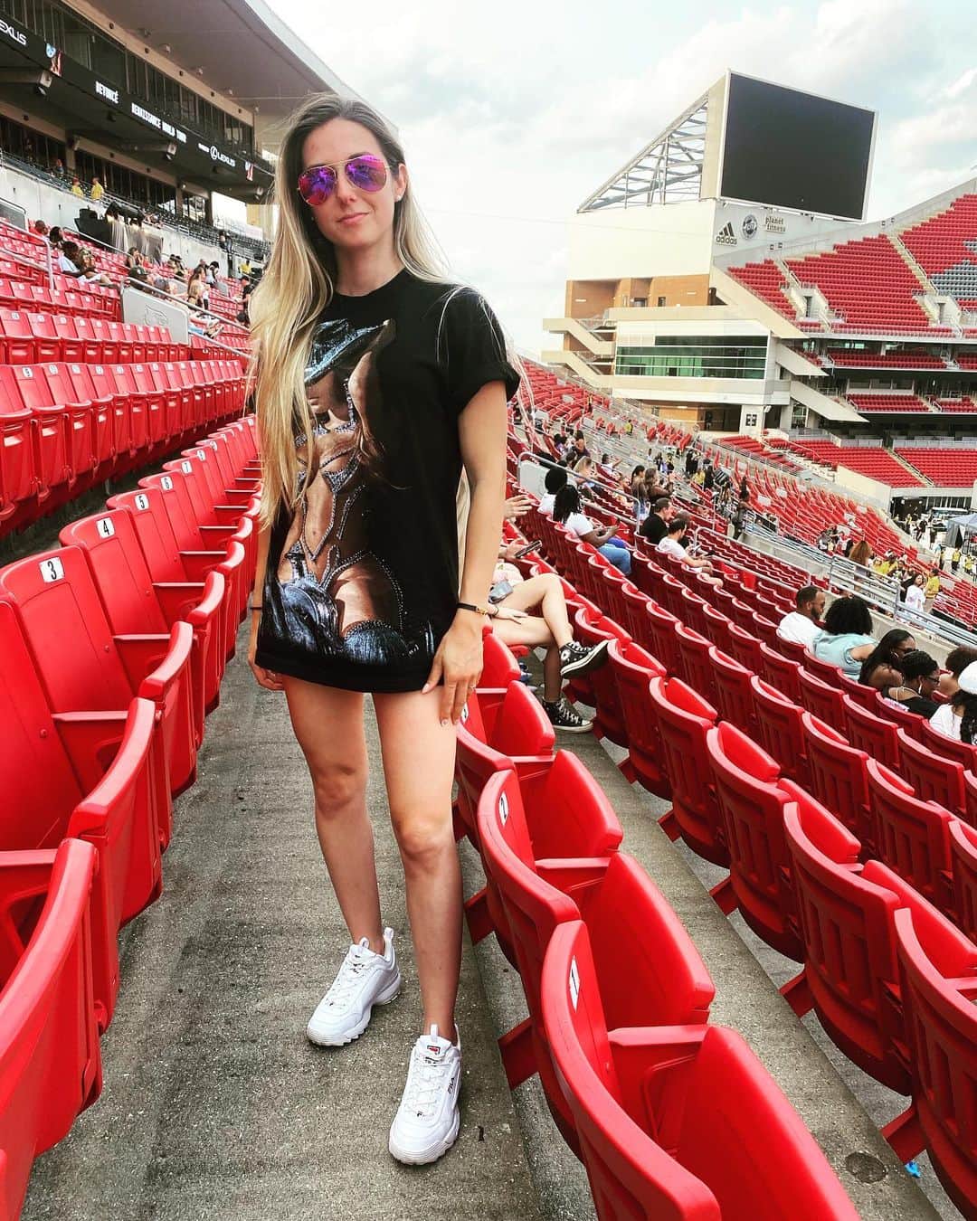 ミカエル・ミシェルのインスタグラム：「What a dream to see Beyoncé!  Couldn’t expecting a better 28th birthday gift 😍❤️👑💫🐝  @gocards @beyonce」