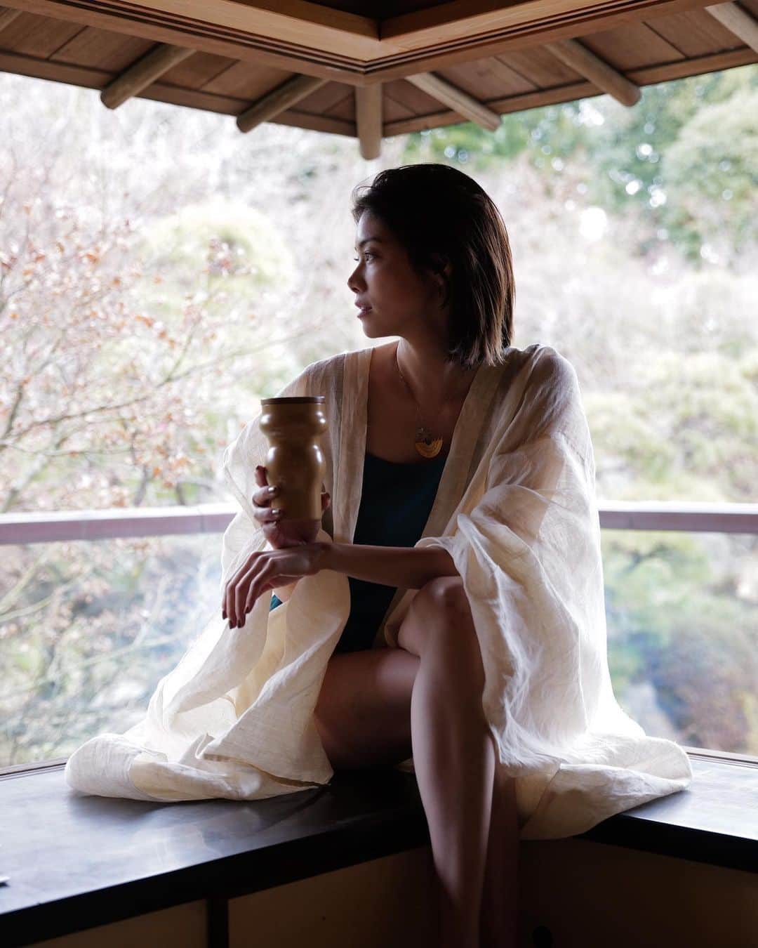 森星のインスタグラム：「Introducing Japanese craft “SUITŌ”  irosabi collection made from Urushi. by @tefutefulab  このたび、 茶の湯の文化から着想を得た、 漆器“SUITŌ” をデザインしました。  日本の伝統美と現代性が融合した空間を提供するアマン東京 @aman_tokyo にて展開されます。  【色寂】 二色にレイアリングされた国産の色漆が、約20年30年という時間をかけて、経年変化していく事で、次の季節の色が下から覗いてくる塗りを実現しました。  国産、そして天然の材である事にこだわり、北陸地方の素晴らしい技術をもった職人の方々にも恵まれ、 自然と人の力で、一つ一つ丁寧に作られた漆器に、tefutefuの刻印を押して、限られた数量のみ少しずつ作成しております。  手にとって頂く方には、ぜひ一緒に暮らしていく事で、SUITŌが豊かな一杯をおもてなしする暮らしの芸術となり、そしてさらにその生きてきた足跡が世代を超えて受け継いでいける器になる事を願っております。  最後に、 この想いを実現してくれた素晴らしいtefutefuのチームのみんなをはじめ、今回のプロジェクトに共感し携わってくれた各ジャンルのクリエイターの方々、最後まで諦めずに美しいものに仕上げて頂いた職人の皆様、こだわりぬいてオリジナルの色漆の調色を実現してくださった漆屋さん、そしてなにより日本独自の美学の文化を構築し、繋いでくれた先人の皆様と、日本の豊かな自然に感謝します。  これからも@tefutefulabでは、長い間繋いできたからこそ生まれてきた日本独自の豊かな伝統と文化、自然に感謝しながら、クリエーションをしていきます。  tefutefu creative director  Hikari Mori」