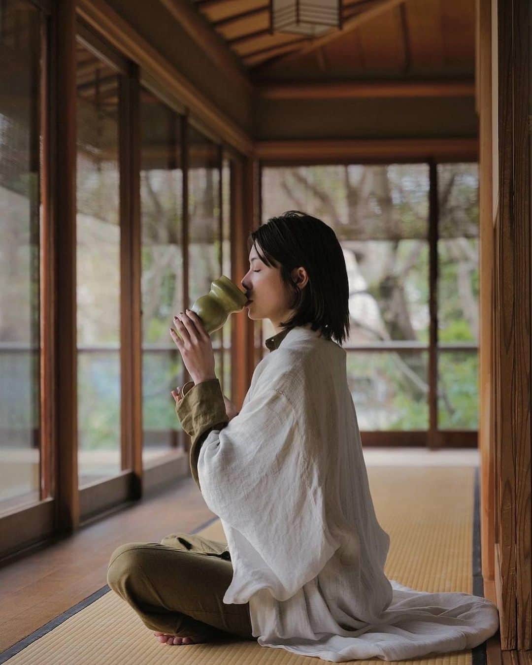 森星さんのインスタグラム写真 - (森星Instagram)「Introducing Japanese craft “SUITŌ”  irosabi collection made from Urushi. by @tefutefulab  このたび、 茶の湯の文化から着想を得た、 漆器“SUITŌ” をデザインしました。  日本の伝統美と現代性が融合した空間を提供するアマン東京 @aman_tokyo にて展開されます。  【色寂】 二色にレイアリングされた国産の色漆が、約20年30年という時間をかけて、経年変化していく事で、次の季節の色が下から覗いてくる塗りを実現しました。  国産、そして天然の材である事にこだわり、北陸地方の素晴らしい技術をもった職人の方々にも恵まれ、 自然と人の力で、一つ一つ丁寧に作られた漆器に、tefutefuの刻印を押して、限られた数量のみ少しずつ作成しております。  手にとって頂く方には、ぜひ一緒に暮らしていく事で、SUITŌが豊かな一杯をおもてなしする暮らしの芸術となり、そしてさらにその生きてきた足跡が世代を超えて受け継いでいける器になる事を願っております。  最後に、 この想いを実現してくれた素晴らしいtefutefuのチームのみんなをはじめ、今回のプロジェクトに共感し携わってくれた各ジャンルのクリエイターの方々、最後まで諦めずに美しいものに仕上げて頂いた職人の皆様、こだわりぬいてオリジナルの色漆の調色を実現してくださった漆屋さん、そしてなにより日本独自の美学の文化を構築し、繋いでくれた先人の皆様と、日本の豊かな自然に感謝します。  これからも@tefutefulabでは、長い間繋いできたからこそ生まれてきた日本独自の豊かな伝統と文化、自然に感謝しながら、クリエーションをしていきます。  tefutefu creative director  Hikari Mori」7月18日 23時20分 - hikari