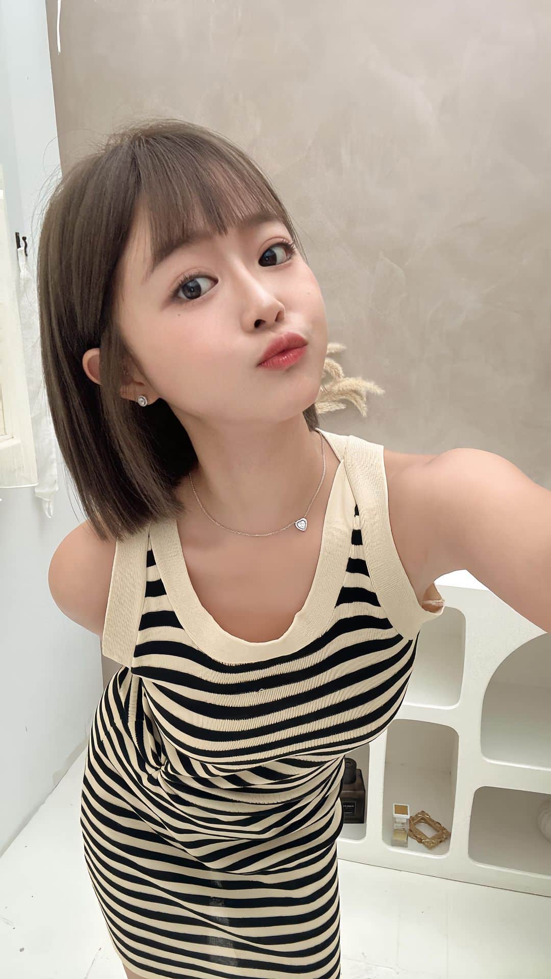 徐薇涵（Wei Han Xu）のインスタグラム：「｡:.ﾟヽ(*´∀`)ﾉﾟ.:｡差播一則 新髮型🥰 一直很想剪頭髮但想等布丁再長一點 一次用才不麻煩我Bobo 但剪完… 我想每個月都去找 @boooo_holly_ 了 瀏海回歸大家習慣嗎🥺」