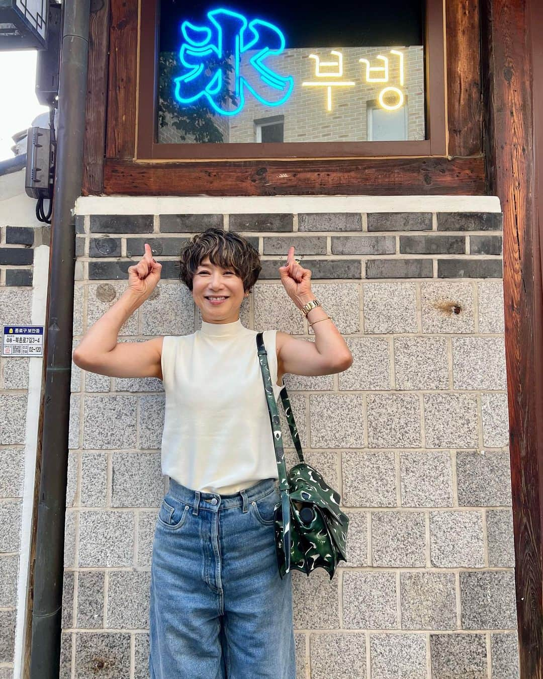 黒田知永子のインスタグラム：「. 韓国🇰🇷その3  ピンス食べました🍧大好き！ あずき🫘とコーン🌽のかき氷。 クリームコーンがかかった氷が予想を超えた美味しさ💛 氷は水なのでカロリー0️⃣？ということで。  お昼にはネンコングクス ＝冷たい濃厚な豆乳麺？とタッカルグクス＝鶏のうどんを。 最高でした🙌  現代の新しいデパートを見学してうっかりゴルフウェア買っちゃった〜  そして夜はポッサムとじゃがいもとチーズのチヂミ。🍺がすすむ😱  また歩いて帰りました… 食べすぎﾄﾎﾎ  #韓国旅行🇰🇷 #ピンスは写真撮る前に少し食べてしまった… #出てきたらすぐ食べてしまう #明日は何食べる？ #黒田知永子 #chiekokuroda」