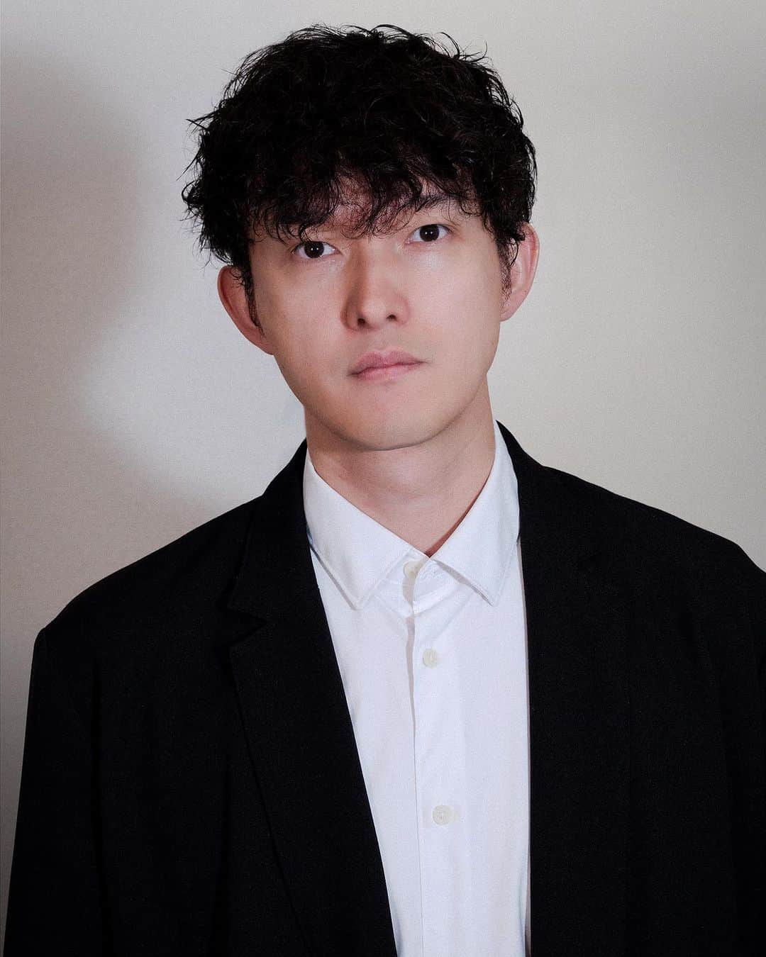 伊藤陽佑のインスタグラム：「仕事用に自宅でセルフィーした #gfx50sii  #YosukeIto #伊藤陽佑」