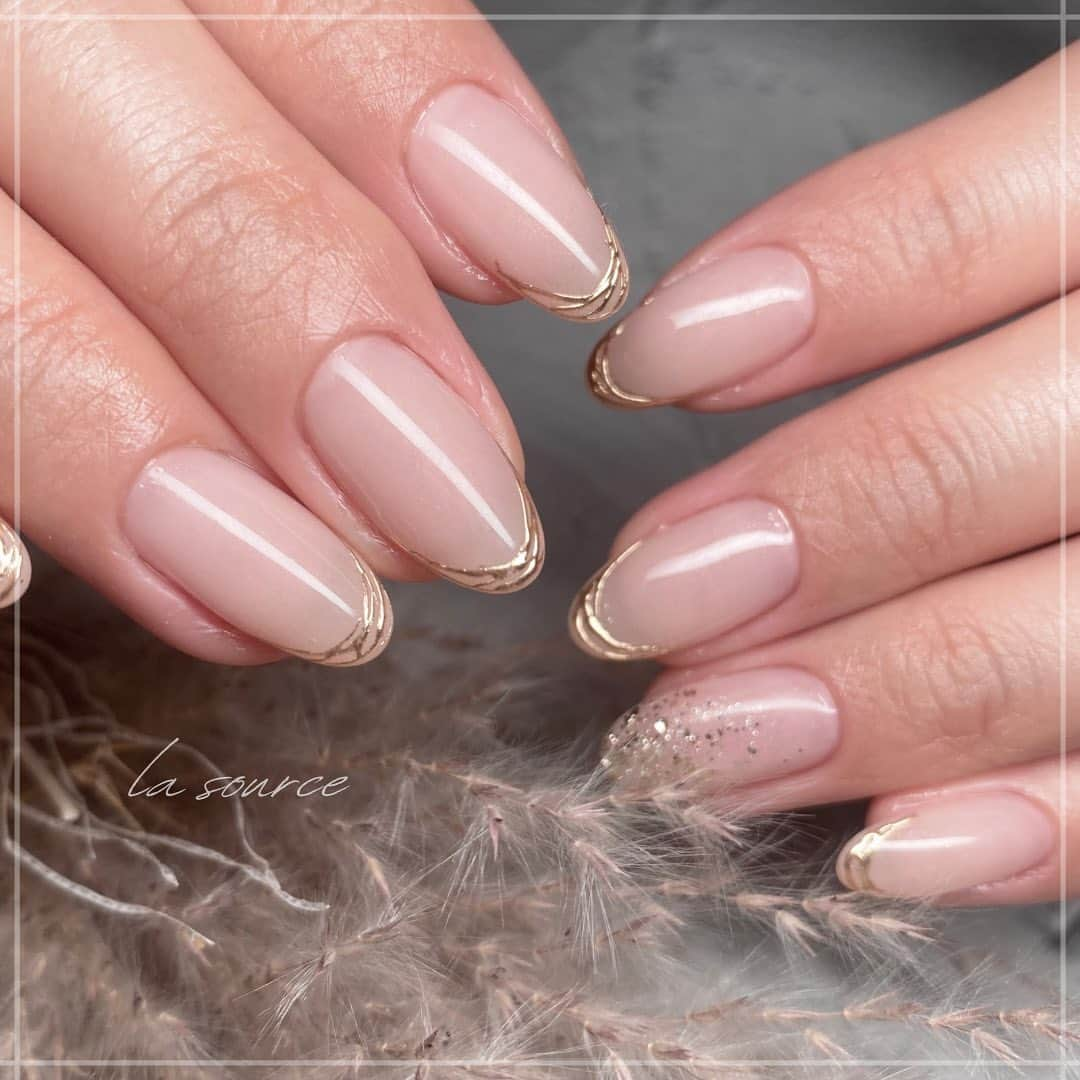 Mihoのインスタグラム：「.  .  #bridalnails  #ブライダルネイル #結婚式ネイル  @la.source_nail  .  ◆住所 〒650-0011 兵庫県神戸市中央区下山手通2丁目12-7 ダイキホームビル2階　203 ◆電話番号 078-600-2382  https://nailbook.jp/salon/20720   .  #三宮フィルイン  #フィルイン #神戸#美甲#美甲設計  #ニュアンスネイル #神戸ネイル #神戸ネイルサロン #三宮ネイルサロン #元町ネイルサロン #トアロード　#三宮　#nail #nailart」