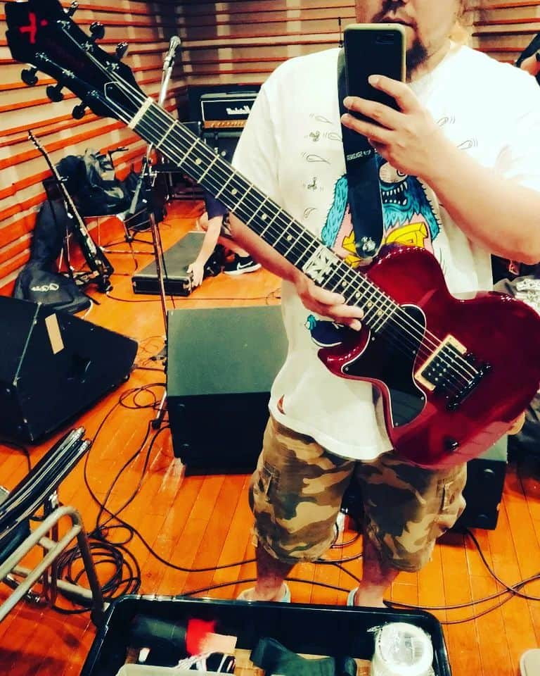 タクマ（コロナナモレモモ）のインスタグラム：「サブのホルモンギター🎸✨  フレットにMTH。 いい音します✌︎·͜·」