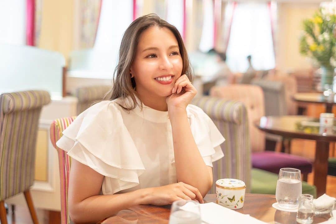 アイシスのインスタグラム：「暑すぎるー！！ みんな毎日大丈夫かしら😨！！ 明日からは少し涼しくなるらしいけど、どうなのかな。 みんな水分しっかり取って過ごしてね！！  最近は新しいプロジェクトの準備を着々と進めているよ！  新しいことを始める時は いつもどきどき。 精一杯がんばるぞー！！！  明日のお仕事に備えて はやくねるぞおおおい。 おやすみなさい😴  photo by @yurinatsujimura   #teatime #MC #司会 #競輪キャスター #競輪 #新しいこと盛りだくさん #わくわく #しらたまの写真は天才 #辻村ゆりな」