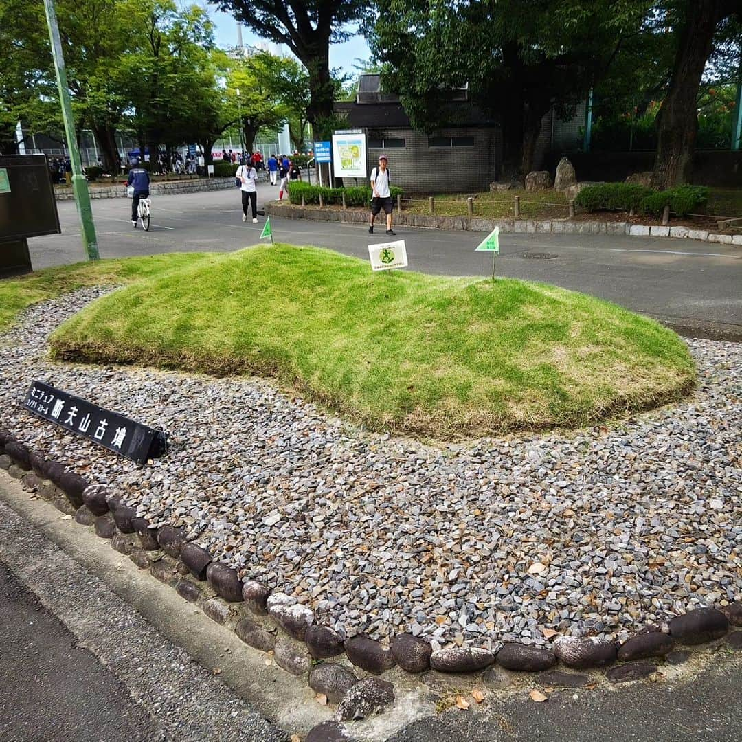 和田益典さんのインスタグラム写真 - (和田益典Instagram)「◆ナゴヤ記②  2023/7/16  金山から地下鉄名城線左回りに乗って、熱田神宮一つ手前の西高蔵駅で下車。  マニアックな俺は東海最大の古墳へ向かう。  いかつい名前の「断夫山古墳」  この時期(６世紀初頭頃)では全国的に見ても最大級の規模を有し、東日本では最大。  公園内に入るとミニチュア断夫山がお出迎え。 公園事務所に許可貰って古墳内部へ。  なかなか後期古墳よろしく急斜面の墳丘。 一部葺石っぽいのも露出しててマニアが喜ぶ仕様となってました。  っと、こんな内容はサブアカに書くとしよう。  断夫山のあとは少し南に在る白鳥古墳にも寄り、熱田神宮では大きなクスノキを見上げ、ドラクエウォークのランドマークも無事ゲット。 神宮の西側を通る幹線道路にはシンジュ(ニワウルシ)並木。  この時点で昼前になってたので、熱田神宮西駅から再び地下鉄に乗って名古屋城方面へ移動することに。 . . 引き続き、スマホの画像フォルダ見ながらテキトーに区切って続けます。 . . . #名古屋 #ナゴヤ #nagoya #備忘録 #わだます古墳巡り #わだます寺社巡り #断夫山古墳 #白鳥古墳 #熱田神宮 #神木 #クスノキ #街路樹 #シンジュ #ドラクエウォーク #古墳 #神社 #史跡 #遺跡 .」7月18日 23時28分 - masunori_wada