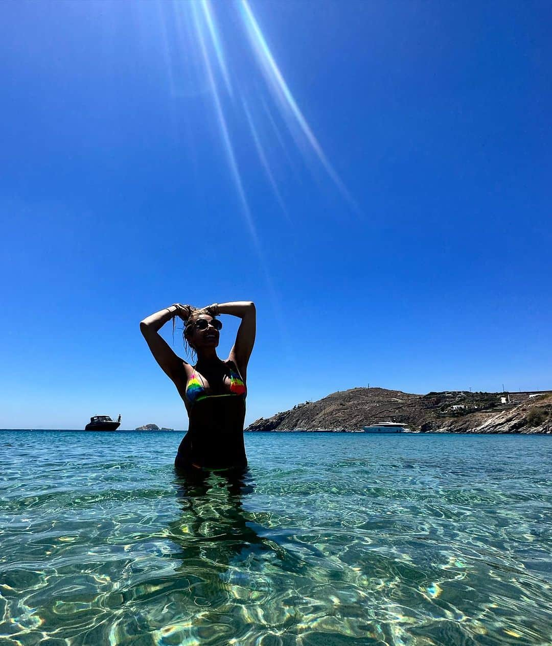 アドリアーネ・ガリステウさんのインスタグラム写真 - (アドリアーネ・ガリステウInstagram)「Por aqui todos os dias são assim… blue mood 💙🧿 AMO #mykonos #grecia #ferias #inlove  fotos pelo olhar dele… @aleiodice」7月18日 23時43分 - galisteuoficial