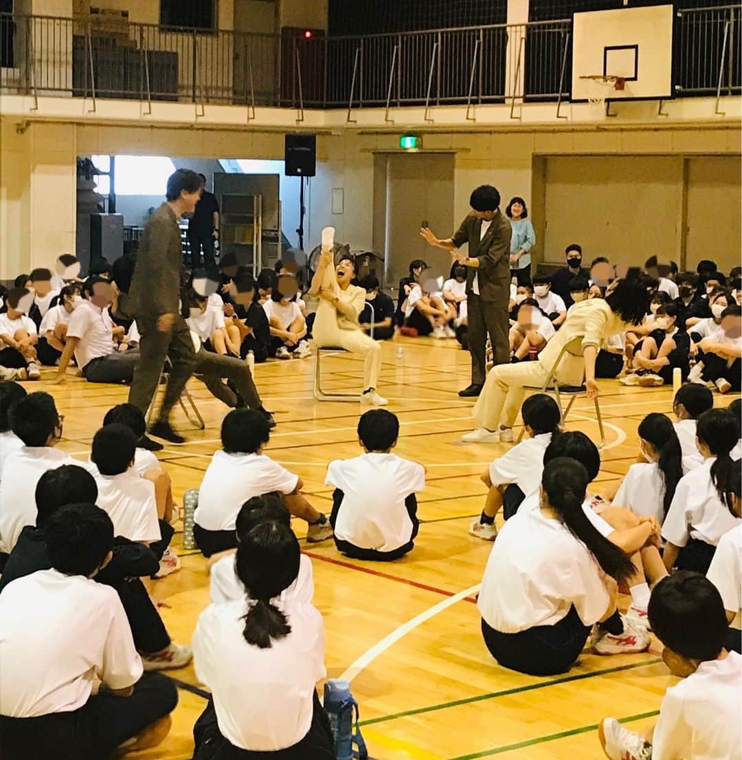 尾木直樹さんのインスタグラム写真 - (尾木直樹Instagram)「これは素晴らしい！音楽座の俳優さんたちによるミュージカルのワークショップを通して､自分の殻を破り、心を解き放つ。東京都の「笑顔と学びの体験活動プロジェクト」の一環で、中学生たちの輝く笑顔に出会えました✨アドバイザーの尾木ママは今回の視察を通して、改めてアート、芸術のチカラを感じましたし、身体を動かし心を動かすことで、子どもたちもいろんな事を感じてくれたんじゃないかと思います❤️キャリアデザイン学としてもとても優れたプログラムでした！たくさんの子どもたちに体験してもらいたいなー ｰ #東京都 #笑顔と学びの体験活動プロジェクト #体験活動 #ミュージカル #シアターラーニング #ワークショップ #音楽座 #星の王子様 #間近で見れた #ミュージカルは楽しい #アクティブラーニング #体感型 #芸術 #アート」7月18日 23時44分 - oginaoki_ogimama