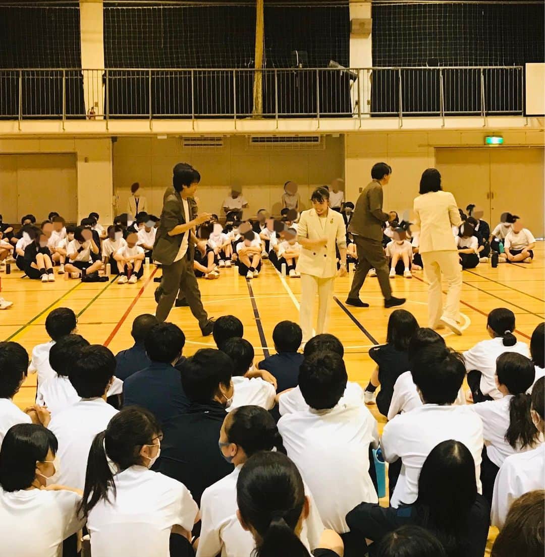 尾木直樹さんのインスタグラム写真 - (尾木直樹Instagram)「これは素晴らしい！音楽座の俳優さんたちによるミュージカルのワークショップを通して､自分の殻を破り、心を解き放つ。東京都の「笑顔と学びの体験活動プロジェクト」の一環で、中学生たちの輝く笑顔に出会えました✨アドバイザーの尾木ママは今回の視察を通して、改めてアート、芸術のチカラを感じましたし、身体を動かし心を動かすことで、子どもたちもいろんな事を感じてくれたんじゃないかと思います❤️キャリアデザイン学としてもとても優れたプログラムでした！たくさんの子どもたちに体験してもらいたいなー ｰ #東京都 #笑顔と学びの体験活動プロジェクト #体験活動 #ミュージカル #シアターラーニング #ワークショップ #音楽座 #星の王子様 #間近で見れた #ミュージカルは楽しい #アクティブラーニング #体感型 #芸術 #アート」7月18日 23時44分 - oginaoki_ogimama