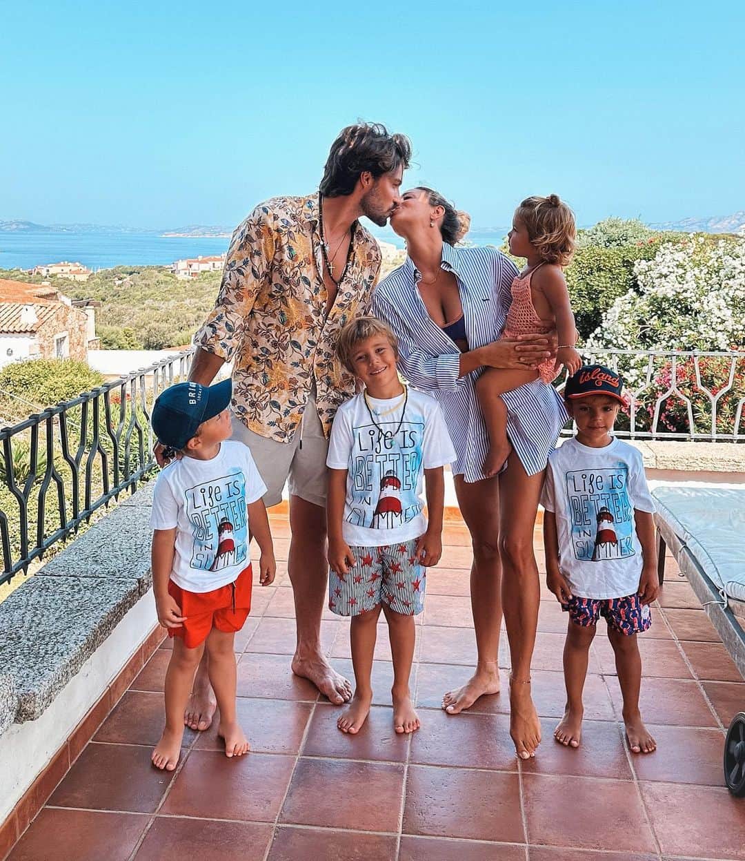 Mariano Di Vaioのインスタグラム：「Life is better in summer 🏝️♥️#mdvfamily #love」