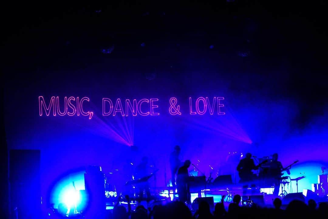 田島貴男のインスタグラム：「昨夜はOriginal Love "MUSIC, DANCE & LOVE TOUR" FINAL有難うございました！ヘッドバンキングし過ぎて後頭部が痛いです😊今ツアーにご来場の皆さん有難うございます！とても楽しかったと同時にまだ我々には伸び代があると感じた所もあったので、次はもっと良いライブができるよう頑張ります！ #musicdanceandlovetour #originallove」