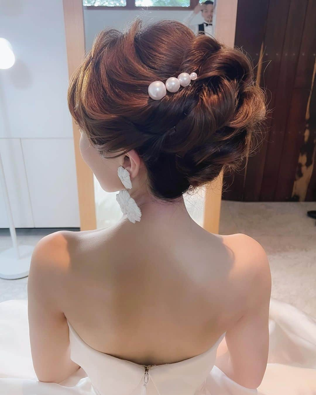 竹本実加さんのインスタグラム写真 - (竹本実加Instagram)「三連休は軽井沢挙式のヘアメイクへ🌿 教会式らしく、挙式はティアラで正統に、 披露宴は少し崩してカジュアルに🫧 ⁡ アクセサリーだけで 雰囲気変わるアップヘア☺️ ⁡ Antonio rivaのディアマンテ💕 とっても可愛く着こなしてて 素敵でした🥰🌿 ⁡ ⁡ 大好きな初夏の軽井沢、 気候がほんっとに最高でした🥺 　  ⁡ ⁡ 𓂃𓈒𓂂𓏸 ⁡ 𝑺𝒑𝒆𝒄𝒊𝒂𝒍 𝒕𝒉𝒂𝒏𝒌𝒔！ ⁡ @00nemphotography00  @chanrie_candit ⁡ ⁡ #軽井沢 #軽井沢挙式 #高めアップ #ティアラアレンジ ⁡ ⁡ ⁡ ┈┈┈┈┈┈┈┈┈┈┈ 𝕊𝕔𝕙𝕖𝕕𝕦𝕝𝕖 🗓 ┈┈┈┈┈┈┈┈┈┈┈ ⁡ 週末空き状況 ※7.16更新 ⁡ ⚫︎予約は一年前の1日より受付けております。 ⚫︎土日祝のロケーションフォト希望は 3ヶ月前より予約可能です📸 ⁡ ⁡ 【2023】 8月…11(祝金), 13(日) 9月…9(土), 10(日), 17(日), 30(土) 10月…7(土)のみ 11月…🈵 12月…17(日) ⁡ ⁡ ⁡ ┈┈┈┈┈┈┈┈┈┈┈ ℂ𝕠𝕟𝕥𝕒𝕔𝕥 💫 ┈┈┈┈┈┈┈┈┈┈┈ ⁡ ▶︎京都和装ロケーションフォト @mydresser.kyoto にて👘⛩ ⁡ ▶︎お問い合わせは @mydresser.bridal の プロフィールリンクより💁🏻‍♀️ ⁡ ⁡ #挙式ヘアメイク #お色直し #ブライダルヘアメイク #ヘアメイクリハーサル #外注ヘアメイク #持ち込み美容 #持ち込みヘアメイク #挙式ヘアメイク #披露宴ヘアメイク #ロケーションフォト #海外ロケーションフォト #前撮り #後撮り #前撮りヘアメイク #東京駅前撮り #丸の内前撮り #京都前撮り #和装ロケーションフォト #和装ヘアメイク #関西ヘアメイク #艶肌メイク #結婚準備 #2023秋婚 #2023冬婚 #2024春婚 #2024夏婚」7月18日 23時41分 - mika.mydresser