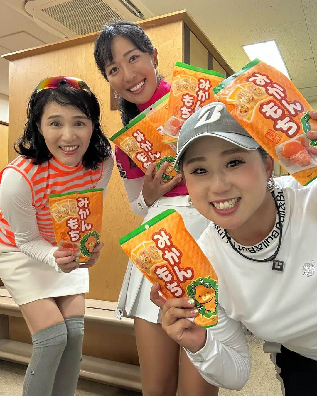 小澤美奈瀬さんのインスタグラム写真 - (小澤美奈瀬Instagram)「愛媛県ロケの時に大好きな「みかんもち」をたくさん頂きました🥰🍊 みかんもちは私の母も大好きで、その事を若菜さんが覚えていてくださいました😭🩷 みかんもちを作ってくださっている株式会社世起さま、本当にありがとうございます🥺🍊💕 優しく広がるお味と食感が美味しいお菓子なんですよ🌟大切に頂きます🥰🍊 @seikinet   #ゴルフ #株式会社世起 #みかんもち  #愛媛県」7月18日 23時53分 - i_am_minase