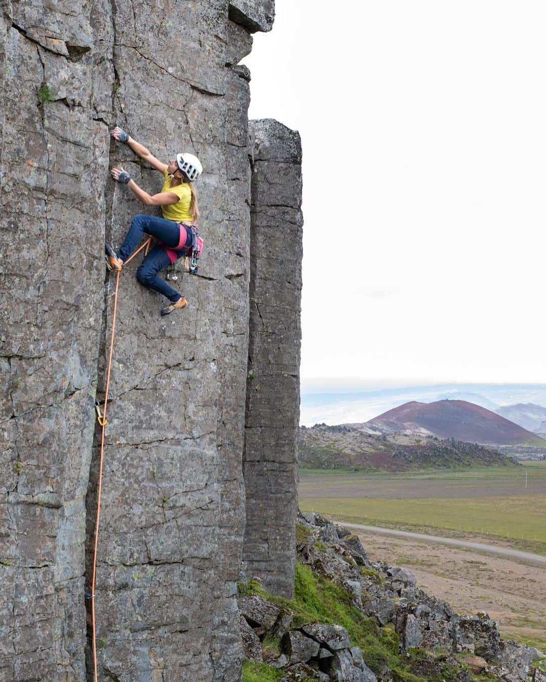 カタリーナ・ザーヴァインのインスタグラム：「Going to Iceland, we knew that we‘d see some beautiful landscapes⛰️🌋🪻🌊, but we weren‘t sure about how much climbing we‘d actually find.   I spent quite some time browsing through websites and social media to find out about climbing areas on the island. There are some topos online and some guidebooks available, but it didn‘t look to promising.   One of the areas we got surprised by is Gerduberg: not the hardest lines, but clean cracks, various sizes of cracks and good rock quality. 😍🙌 This one is definitely worth a visit!  Photo by @tobias_lanzanasto   @lasportivagram @petzl_official  #iceland #gerðuberg #icelandexplored #climbing_worldwide #outdoorclimbing #climbing #tradclimbing #crackclimbing #foryourclimb #accestheinaccesible」