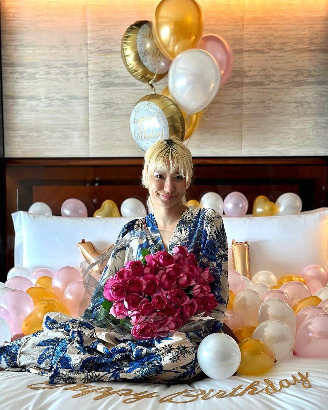中川友里のインスタグラム：「この気持ちを、記憶を綴ります.  7月18日で34歳になりました✨✨✨✨  お友達のサプライズは幾度もやってきたけど、  まさか自分がこんなキャラでも無いのに  女の子が喜ぶ、ど真ん中のサプライズされた時は  涙腺崩壊して涙する自分がいてびっくりした、  自分がいちばん女の子だったみたい。😭😂💓えーなにこれ😭😭笑  いま一緒にいる彼も、こんなことした事ない、って言うし  女性に薔薇の花束をあげたことも無い、と言うほどだし、  きっとこんな段取り組んでサプライズなんてめんどくさがって  やるタイプじゃないと思ってたから、 なおさら涙が溢れました。😭💓  その気持ちに、その心配りに、影で頑張ってくれた姿に、心打たれました。😭💕  －－－－－ (ここからは端折ってください)  昨年の誕生日は、  それまでに爆烈に辛いことが重なり過ぎて、  瀬戸内寂聴になろうかな、くらい煩悩も欲も捨てて人に優しくしよう、として  自分がアップデートするために色んなことを課して(会社起業してみたり、トリプルワークしてみたり、  過去の自分を戒めようとか、 @_ri420 hちゃんのゴミ拾いイベント参加したり、お年寄りに優しくしよう、とか迷子のおばあちゃん送り届けたり、介護の現場参加したりとか、 @romi1208 ちゃんのインナーチャイルドやトラウマのブロック外し受けたり、  自分が何が出来て、どういう感情が生まれるんだろうとか改善点とか、自分との向き合う時間にして内省してみたりとか、  あとはやったことないことにチャレンジするとか)  でも途中でいっぱいいっぱいになって、  まだ初めての鬱から強制的に抜け出しきれなくて  誕生日にニセコの山籠ったり😂 (雨の中の神仙沼をひたすら突き進んだり)  p.s. チームニセコの先輩たちには頭あがりません、いつもありがとう😂😭🫶💓  恋愛もリハビリした。自分のエゴをぶつけてしまったことが過去の恋愛から学んだ反省点だったから、  今は. 何がして欲しい、とかよりも、  この人と一緒にいるために何が出来るだろう、と常に自分から自発的に動く、考える、与える、ずっと愛してると伝える、giverで居続けるには？  が軸になりました。  悲しい、の感情が怒りにシフトする前に  ①なぜ？そう感じたか、②自分の心と向き合う、③根源を見つけ出して考えて相手にどう伝えるか、  などなど、、  －－－－－  がむしゃらにやったおかげで今素晴らしい人たちと出逢えたことに心から感謝しているし、🥲💓💕  そうしてなかったら出逢えなかった人もいる。  癖強すぎだけど、超合理的かつ後光さしてる神様レベルの人といま一緒にいれることが  私をさらに高めてくれて.幸せでいさせてくれていることは間違いない事実です。  誕生日のわがままは、  あと1時間だけ一緒にいたいからドライブ連れてって🚗って  行った、手を繋いで歩いた葛西臨海公園の 営業後の観覧車🎡の光とともに映る彼の横顔を見て  過去の記憶がフラッシュバックして  ああ、何もしないでお散歩して手を繋いでる このささやかな幸せが一番の幸せなのかも。って幸せ噛み締めてまた涙した。  涙腺弱過ぎ😂😂😂🌻  人生の幸せの瞬間を織り重ねて 自分の人生が幸せだったー！！さいこー！って思えるように生きていきたいから🥹🥰  驕ることなく、雑念や煩悩は捨て、私を囲んでくれている人々が幸せになることを、  この自分の意志で、手で、選んで掴んでいきたいと思いました。  あー今がいちばん最高！が毎日毎分毎秒続く人生にしよう！💪✨34歳もよろしくねん🥰🎂💓✨  たくさんの薔薇の種類の中から、 この上品でダマスクモダンの華やかな香りの、しっとりした芍薬咲きの薔薇のこの名前は、一生忘れないでしょうね。  #花の香りの嗅ぎ方のクセが凄い」