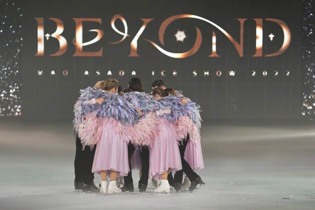 浅田真央のインスタグラム：「BEYOND 大千秋楽公演が無事に終わりました。 全103公演を無事に滑り切る事ができました。 BEYONDは乗り越えるという意味です。 大千秋楽までに多くの高い山を乗り越えて来ました。 何度でも高い山を乗り越えられたのは、皆様の応援がパワーとなり、メンバーと共に支え合い励まし合い助け合い、スタッフの皆様のサポートがあったからです。 乗り越える山が高ければ高いほど頂上まで辿り着くのは簡単ではありませんでしたが、その分頂上に着いた時には夢のような素晴らしい景色が待っているんだなと改めて感じました。 大千秋楽公演は夢のような最高に素晴らしい景色でした。 BEYONDは終わりを迎えましたが、これからも挑戦し乗り越えて進化するという気持ちは変わりません。 次は「BEYOND The Final」を越えたいです。 会場にお越しくださったお客様、BEYONDを応援してくださった皆様、BEYONDに関わった全ての皆様に感謝申し上げます。 そして、これからも応援よろしくお願いいたします。 また、お会いできる日を楽しみにしています。 BEYONDありがとう！ #beyondmaotour」