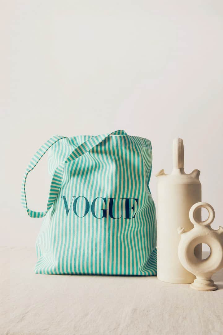 Vogue Españaのインスタグラム：「Este mes, el número de #VogueAgosto viene acompañado del bolso del verano (en verde, azul o rojo) que llevarás a todas partes estas vacaciones. Ya disponible en el kiosko ✨」
