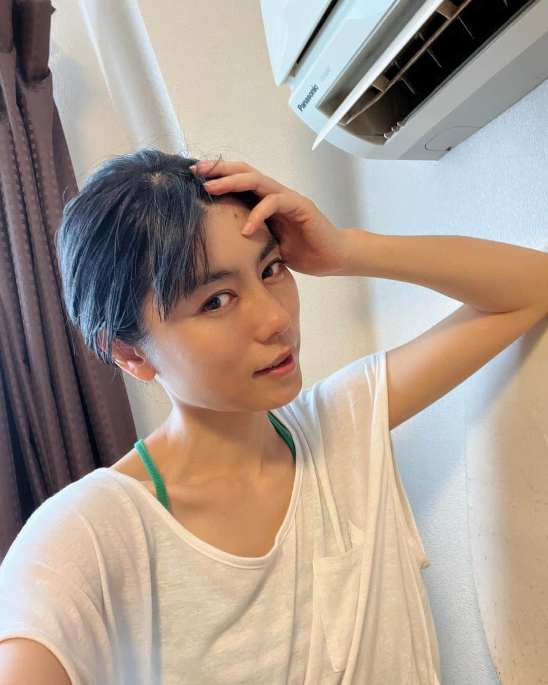 芳野友美さんのインスタグラム写真 - (芳野友美Instagram)「設置位置が低すぎるという特徴を持つ我が家のエアコン。 　 直風すぎて寒い！！といつも文句を言ってるけど、汗だくで帰宅した直後のこの瞬間だけは、我が家は#ナンバーワン ではないかと思う☆ 　 こりゃ最高♪ 　 何事も悪いことばかりじゃないね✨」7月19日 0時01分 - yumi_yoshino_1980