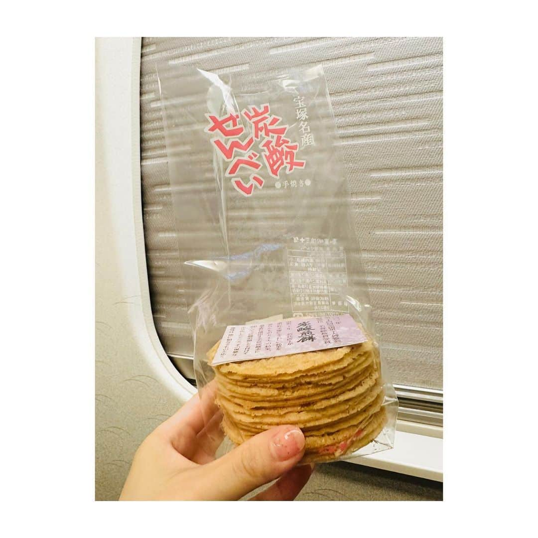 すみれ乃麗さんのインスタグラム写真 - (すみれ乃麗Instagram)「宝塚音楽学校110周年式典 〜小林一三生誕150年と共に祝う〜  に出席して参りました✨  劇場前に到着した瞬間から、懐かしいお顔、そして同期生との会話に花咲く上級生の方々をお見かけして、温かいホームに帰ってきたと、嬉しい気持ちになりました🥺  式典の司会は、私自身の下級生時代に宙組トップ娘役でした、陽月華さん♡ @hizukihana_official   自組の元トップさんが司会進行で、勝手ながら誇らしい気持ちに😂❤️素敵な司会進行、美しいお姿に、憧れて日々袖から舞台を見学していた頃を思い出しました🥰  歴代のスターの方々の歌唱やトークで華やかに、在校生の祝舞や合唱に胸打たれ、最後は会場全体で校歌を歌ってお開きに。 懐かしくて、あの校歌をもう一度歌える事が嬉しくて、なんとも言えない気持ちが湧き起こりました🥺❤️  式典後に、集まった同期と記念撮影😇  写真2枚目は、大好物の炭酸せんべい♡蘭乃が事前に宝塚ホテルで買っておいてくれました🥺帰宅を待ちきれず、新幹線の中で半分以上、胃の中へ消えていきました😂💓  3枚目は新幹線に乗る前に新大阪で買った『喜八洲 みたらし団子』久しぶりにあの美味しさに出会えて嬉し過ぎました😍  日帰りでしたが目一杯宝塚をたのしみました😇そして、温かい故郷がある事を嬉しく有り難く思えた1日でした。 これも偏に、ファンの皆さまが宝塚歌劇を応援し続けてくださるからこそ、そして憧れ受験し宝塚を目指す乙女たちが絶えず居てくれるからと、改めて宝塚ファンの皆さまに感謝の気持ちが沸きました。  これから先、150周年200周年と宝塚歌劇ならびに、宝塚音楽学校が歴史を刻めるよう、微力ながら祈り続けたいと思います🌸  #宝塚音楽学校 #宝塚音楽学校110周年記念式典   #92期 #すみれ乃麗   #炭酸煎餅 は　#黄金屋 さんが神♡ #喜八洲 #みたらし団子」7月19日 17時00分 - reisumireno